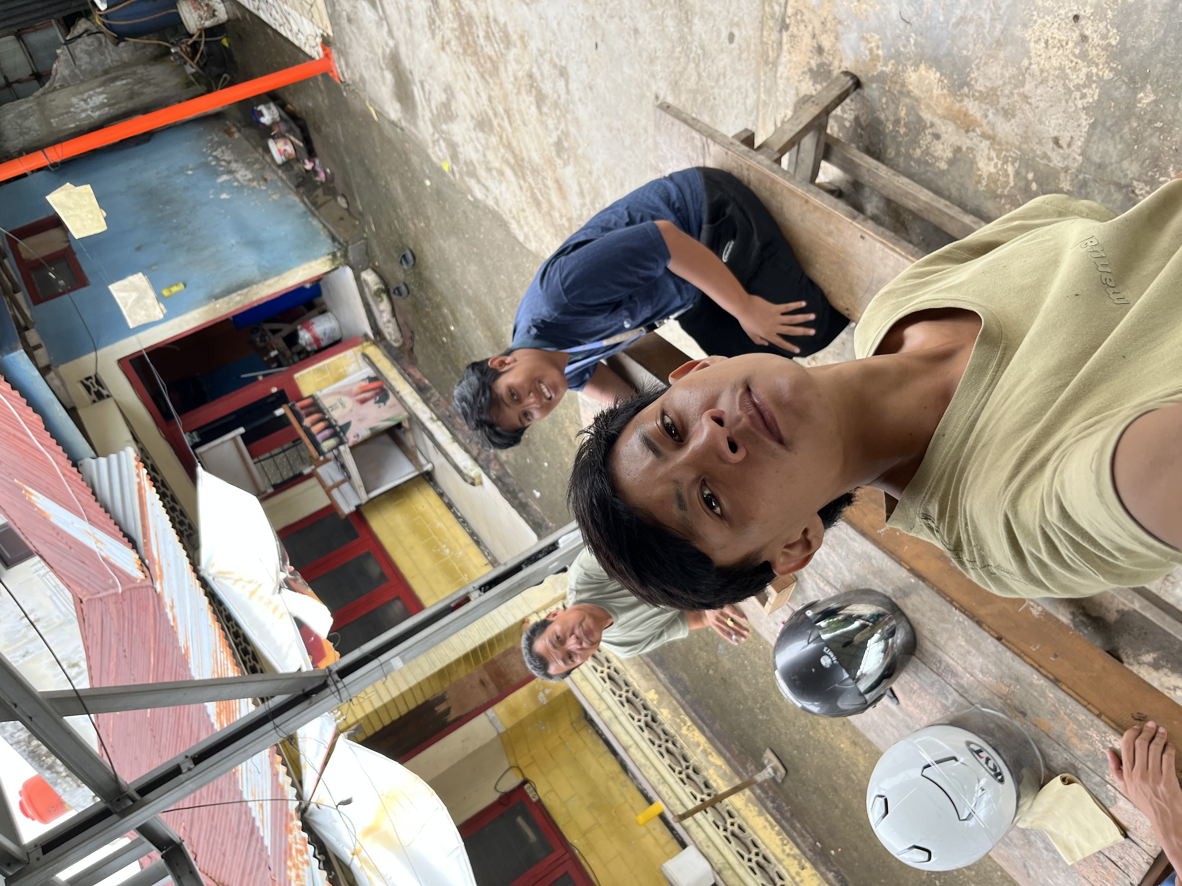 Kunjungan kerumah pak rt dalam rangka untuk mengkonfirmasi pemasangan plank usulan dari pak rt.