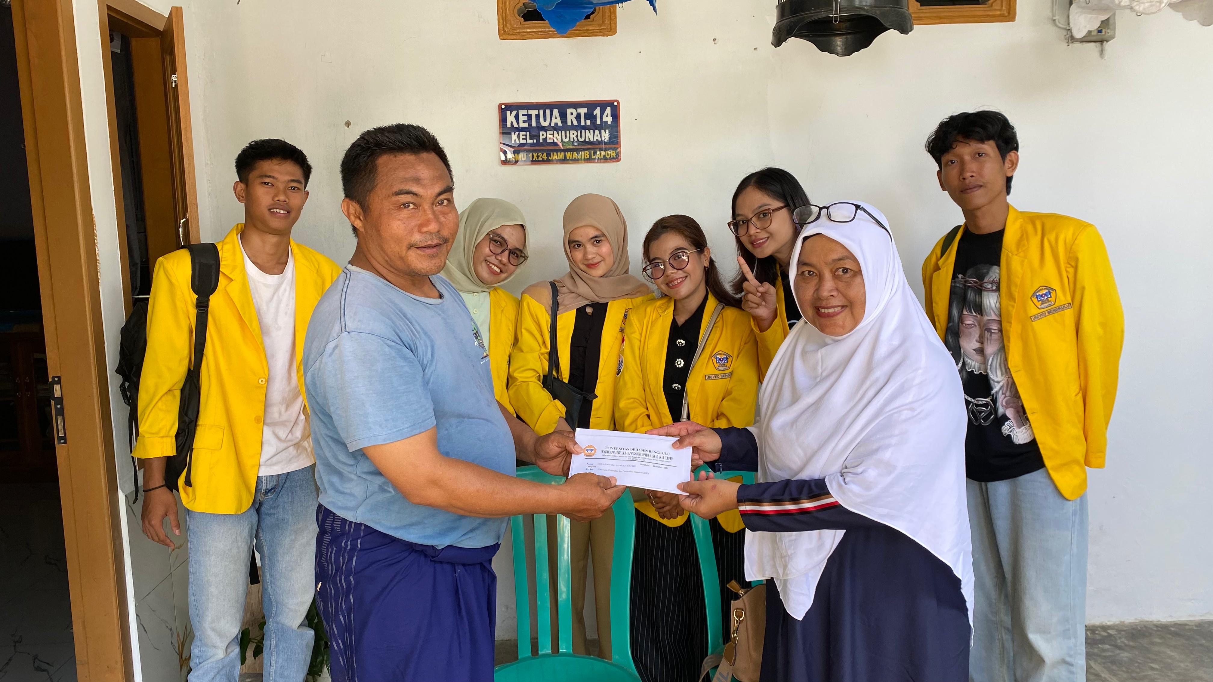 Pengantaran surat bersama DPL ke RT 14 
