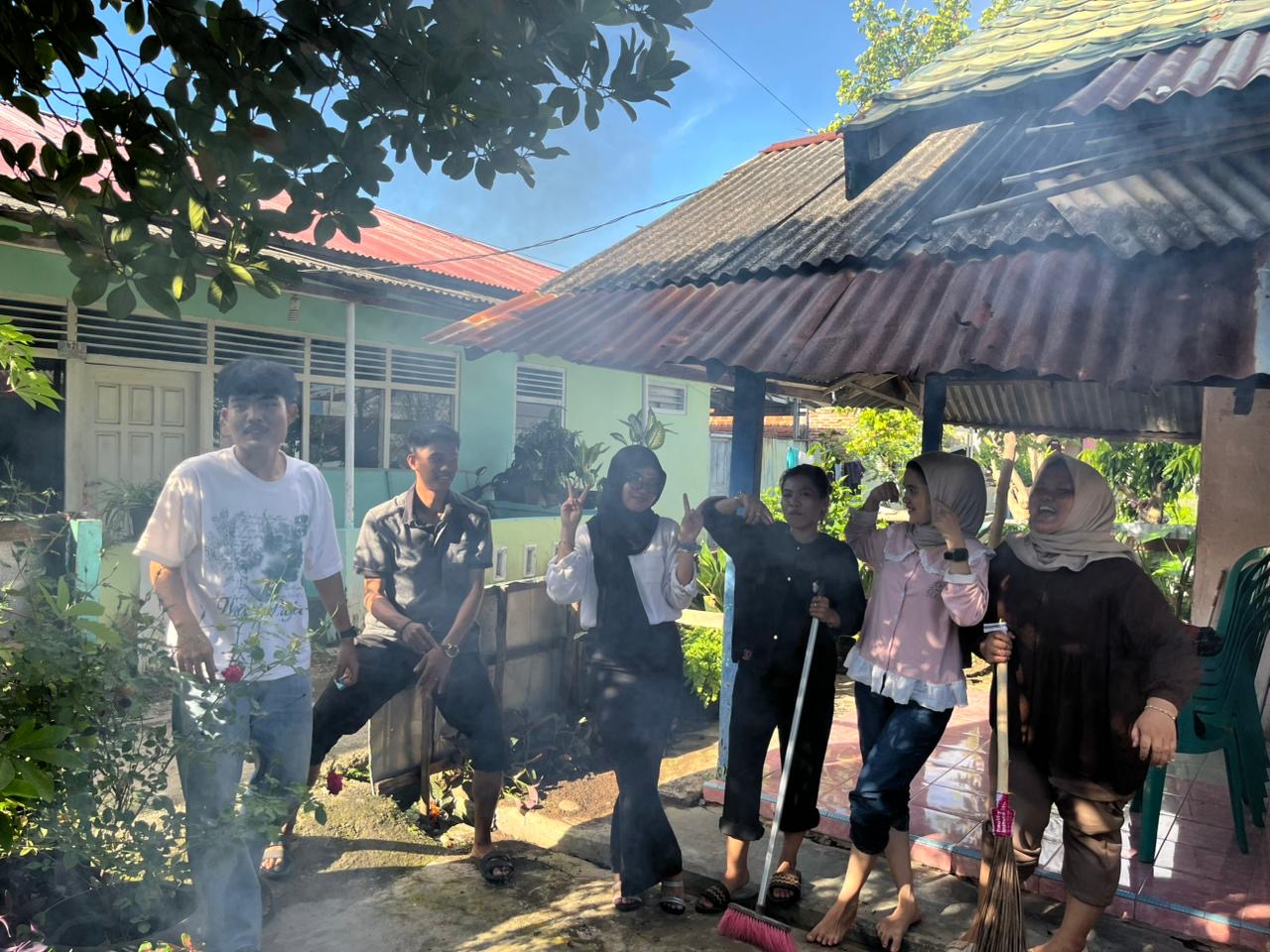 Bersih bersih posko kkn Rt 14 penurunan 