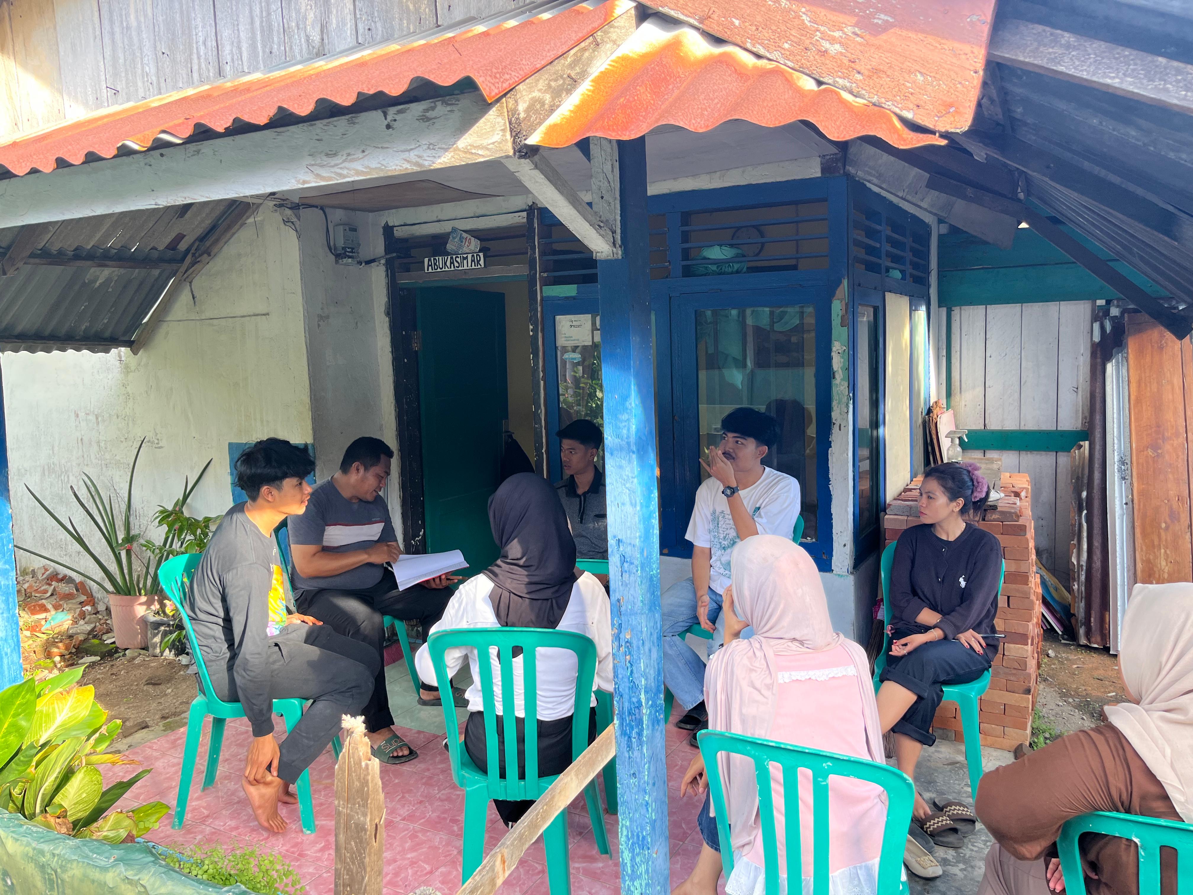 Pertemuan dengan rt 14 di posko kkn penurunan 