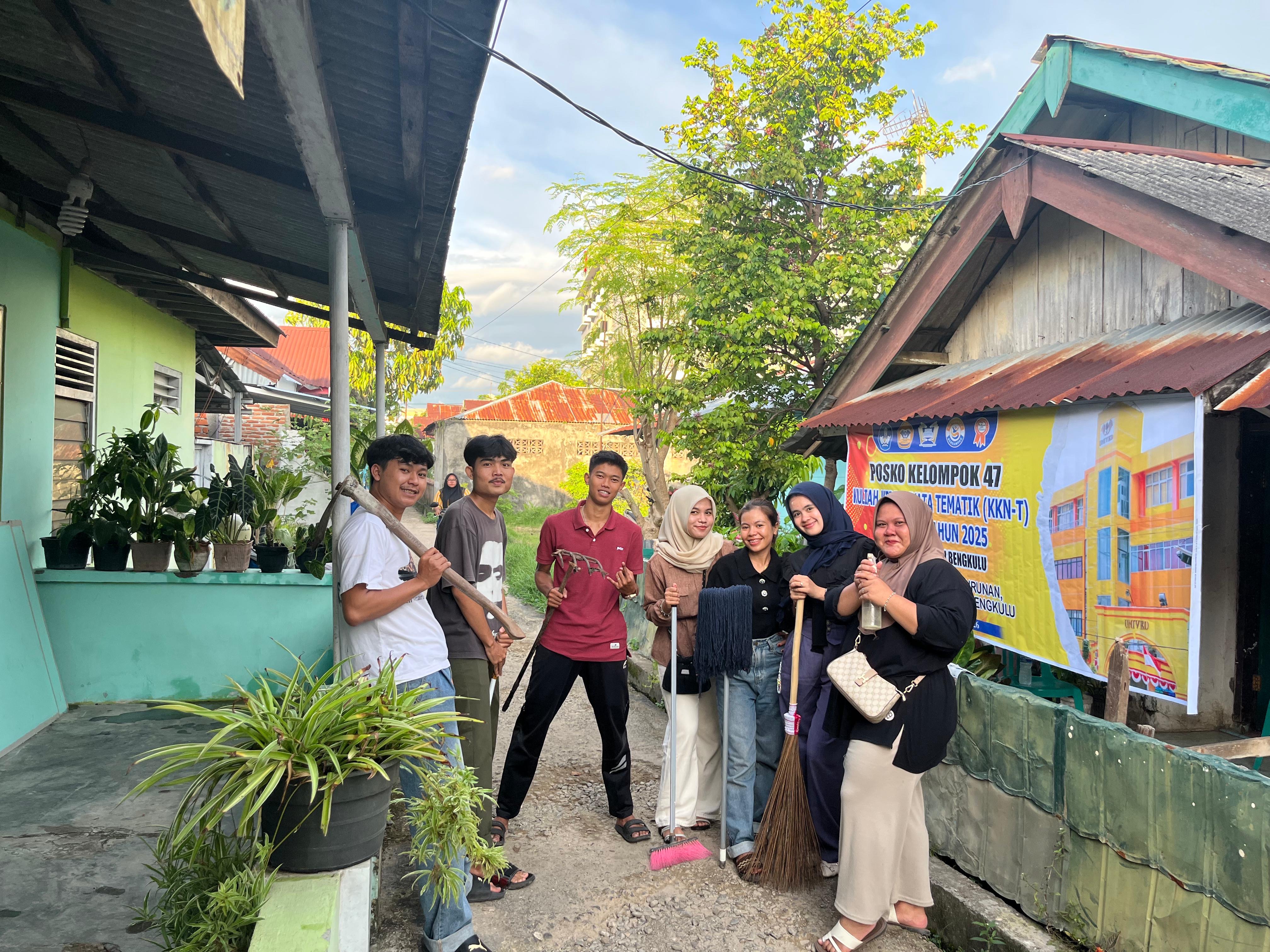 Bersih bersih posko kkn di rt 14 penurunan 