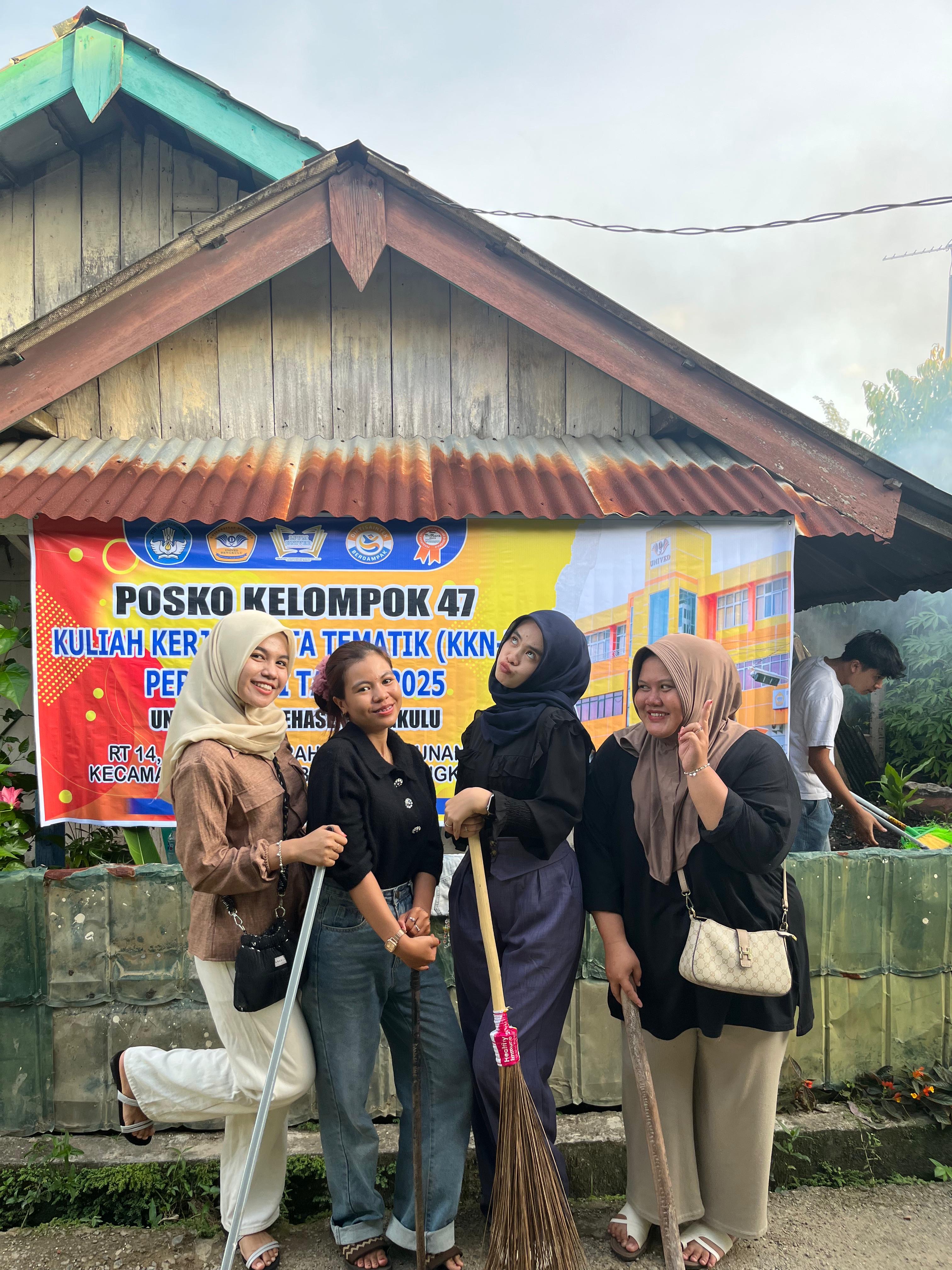 Pemasangan spanduk kkn diposko rt 14 penurunan 