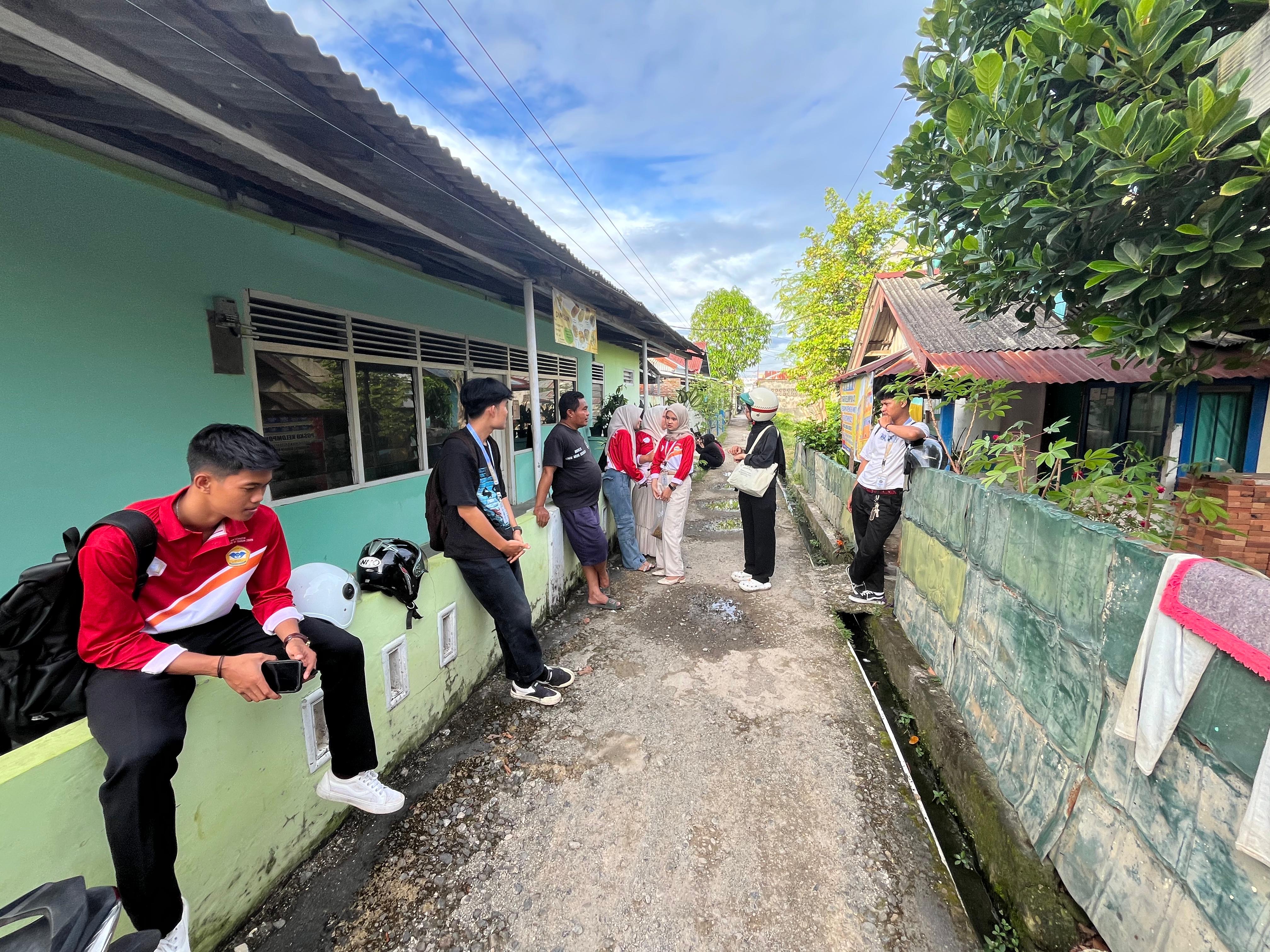 Kunjungan pak rt 14 ke posko kkn 