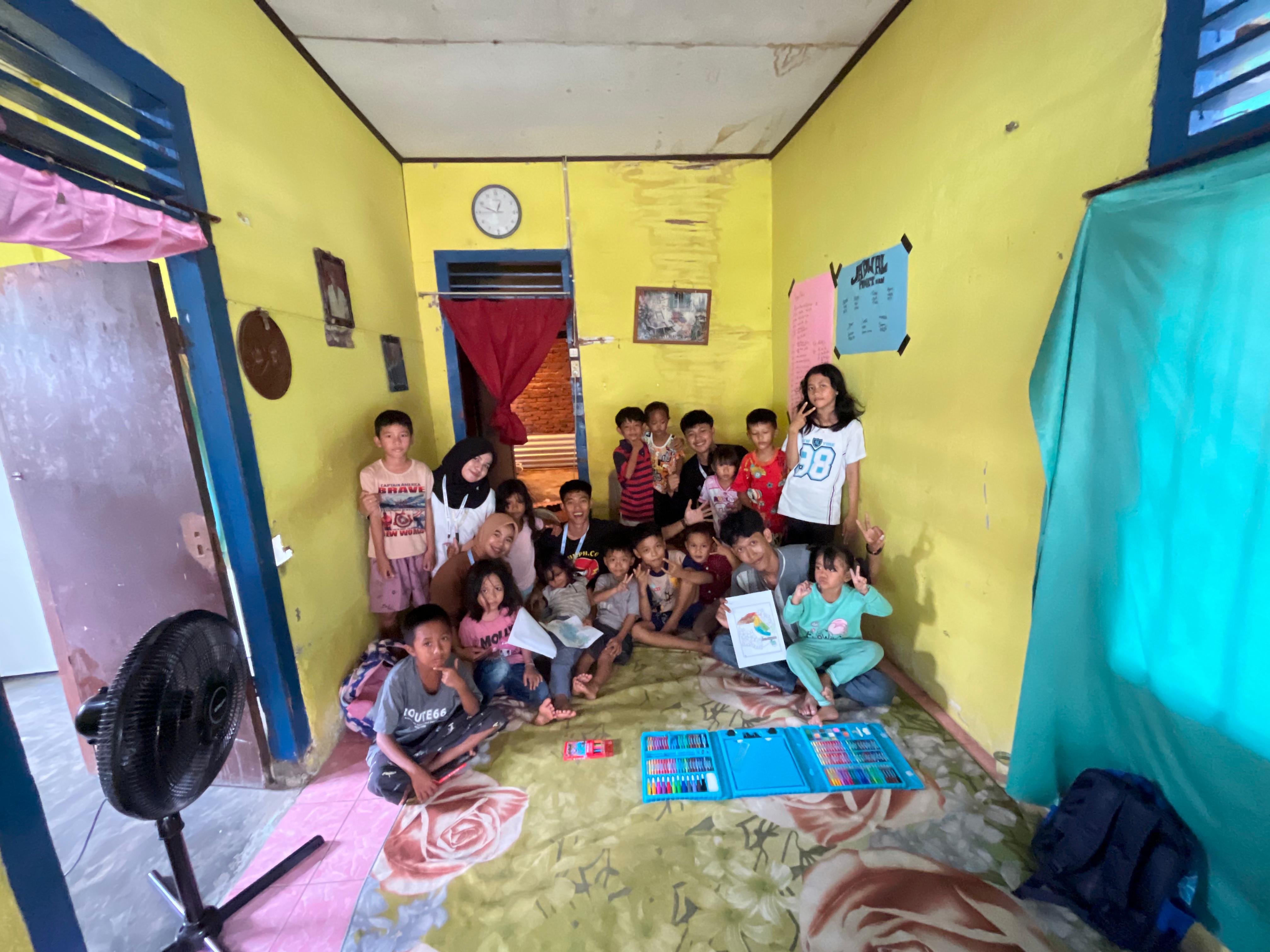 Foto bersama anak anak rt 14 penurunan