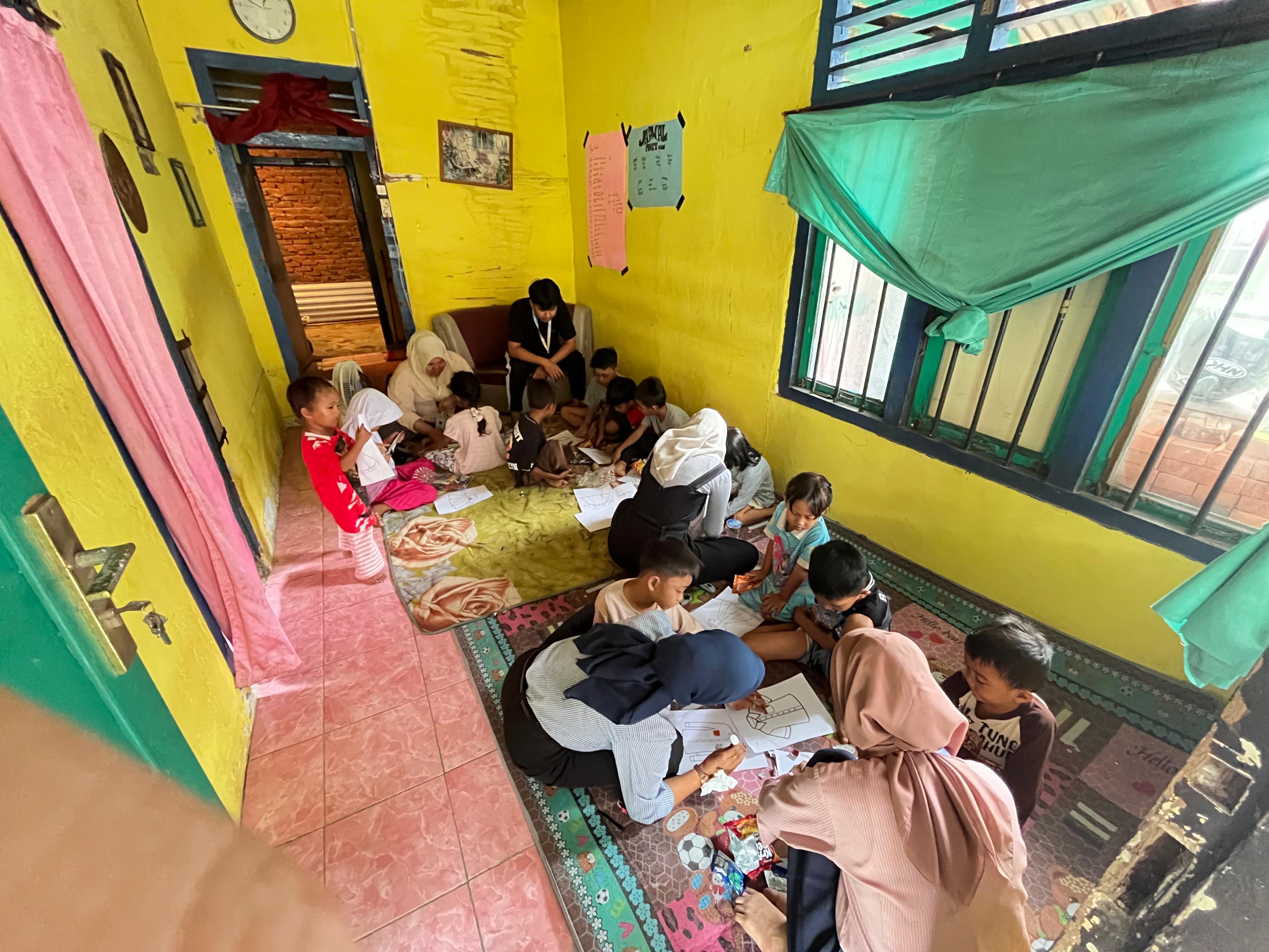 Mengajar anak anak rt 14 Penurunan ber karya kreatif di posko kkn 