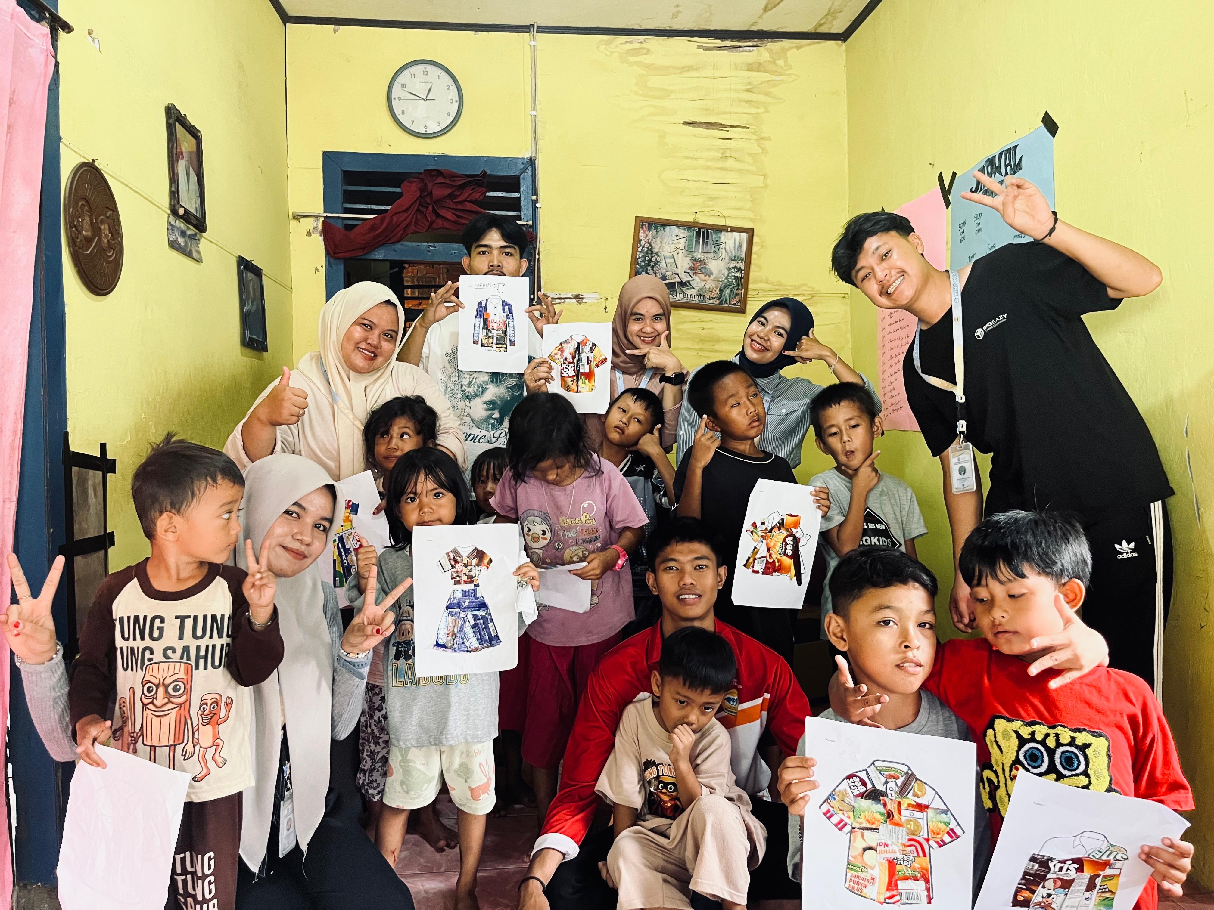Foto bersama anak anak rt 14 Penurunan dengan karya tangan kreatif nya 