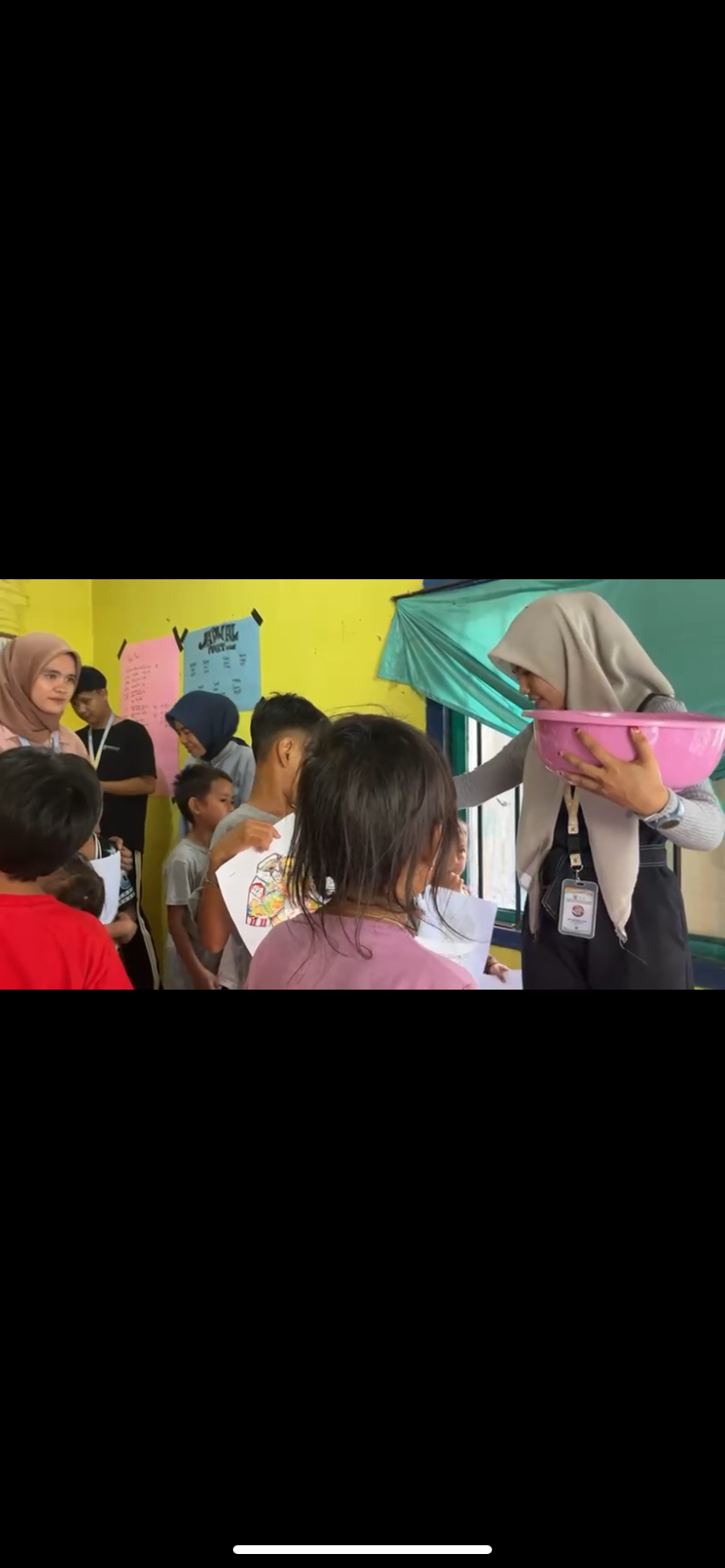 Memberikan hadiah untuk anak anak rt 14 Penurunan 