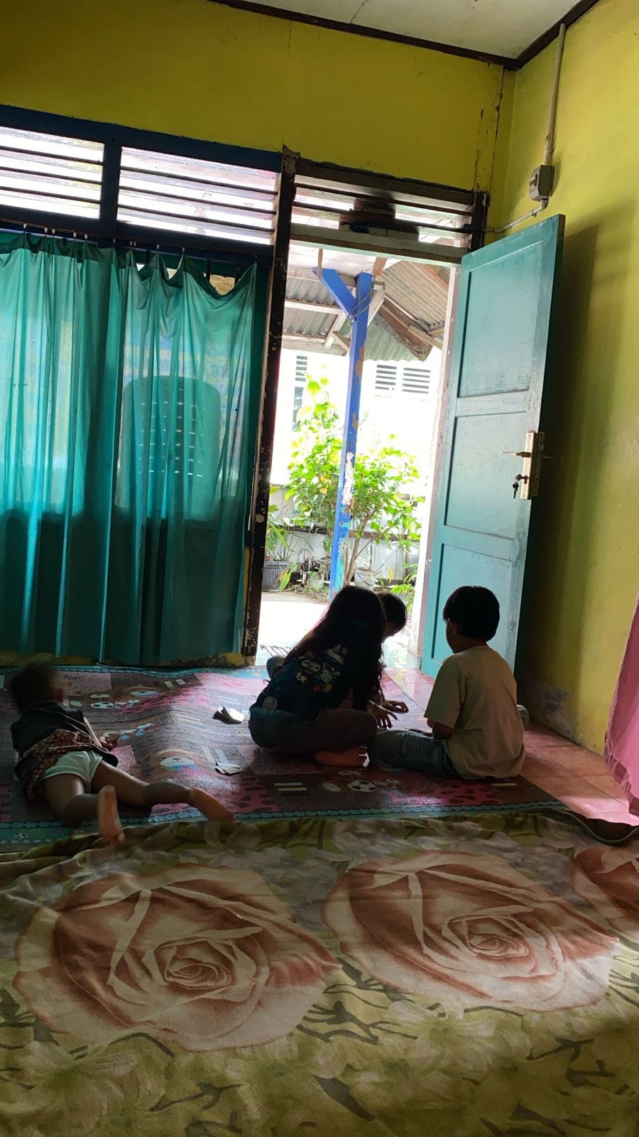 Adik adik rt 14 Penurunan senang di posko kkn 