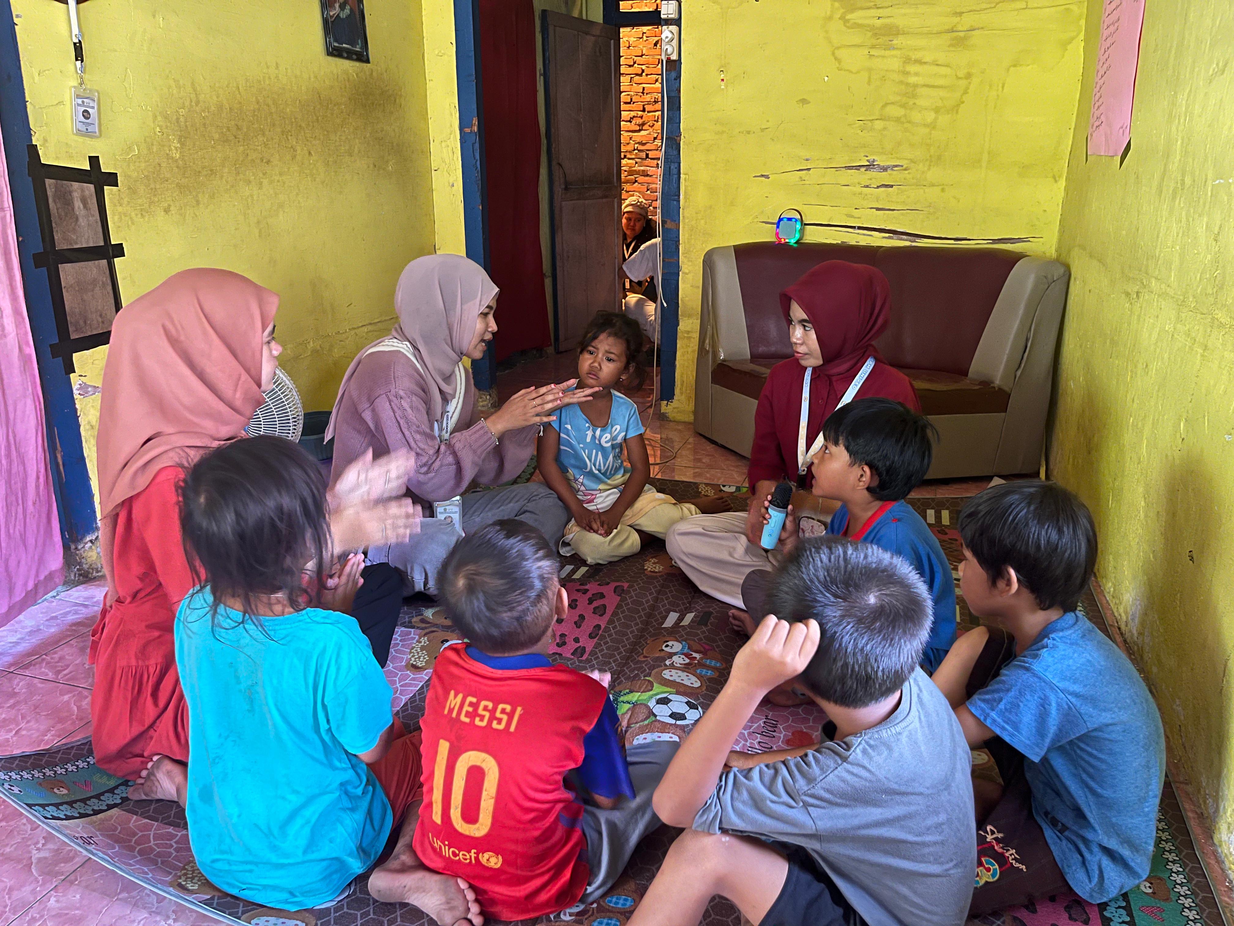 Belajar hafalan nyanyian lagu daerah Dan wajib bersama adik adik rt 14 Penurunan 