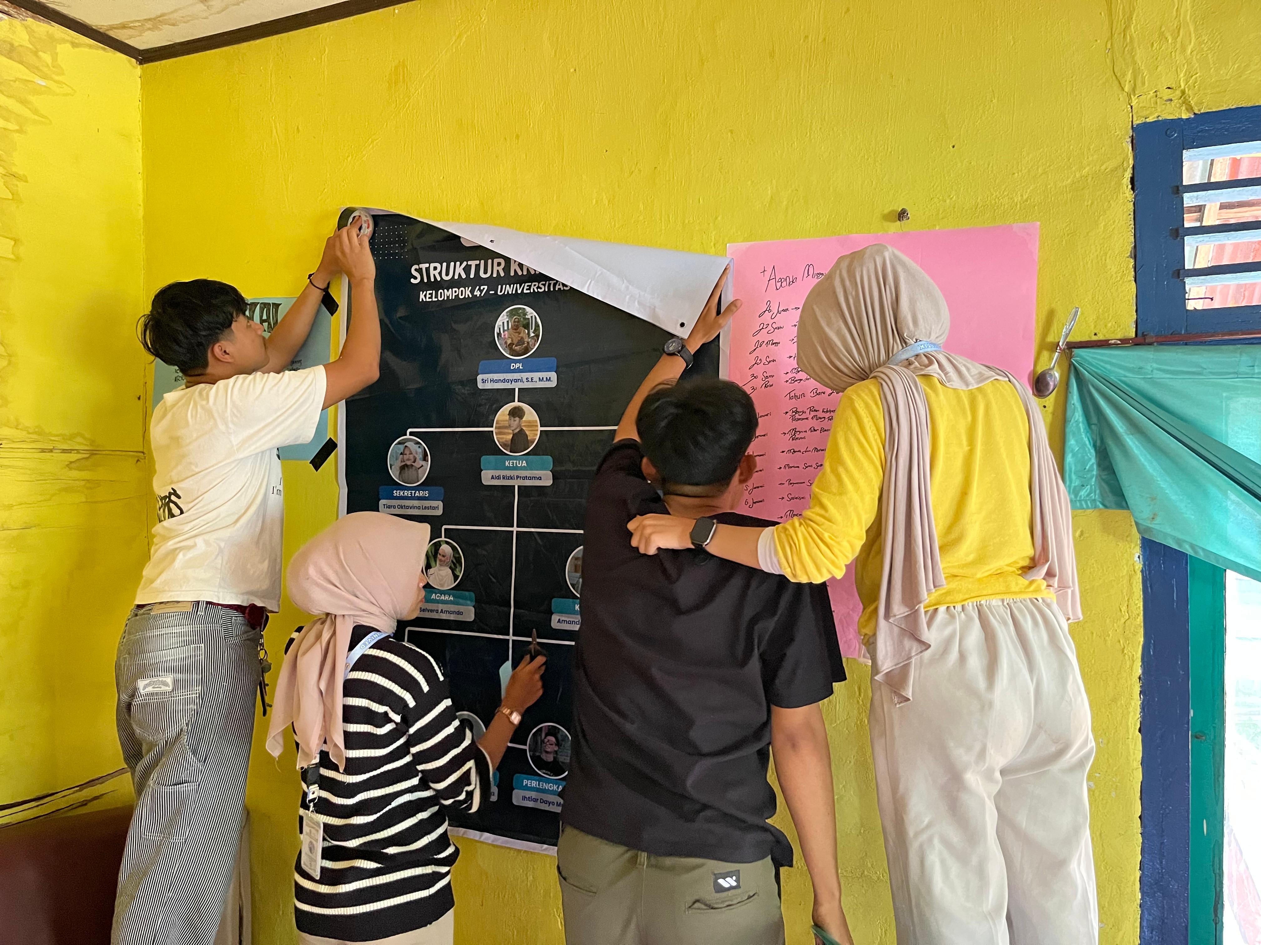 Pemasangan spanduk struktur di posko 