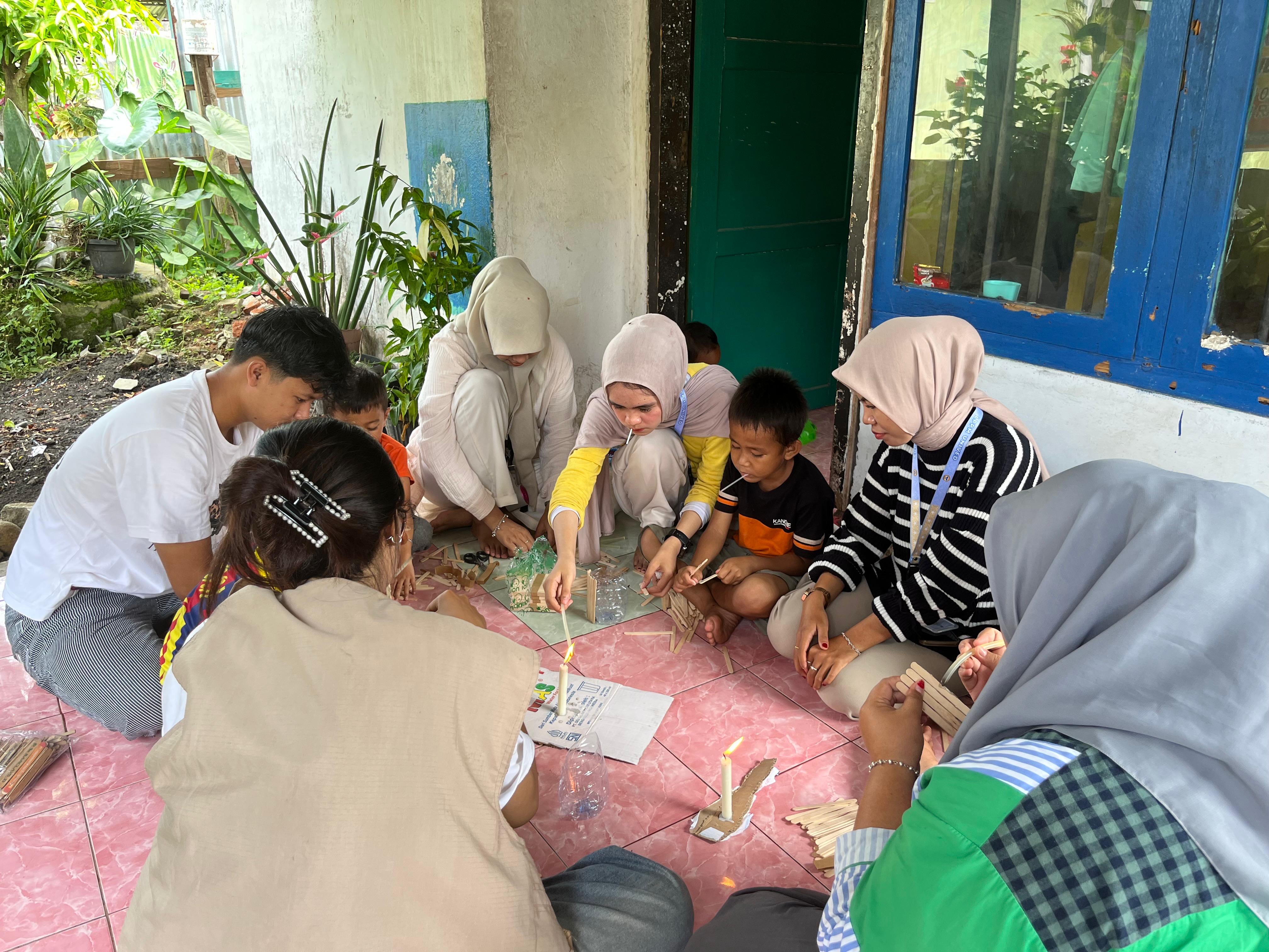 Belajar membuat kerajinan tangan anak anak rt 14 