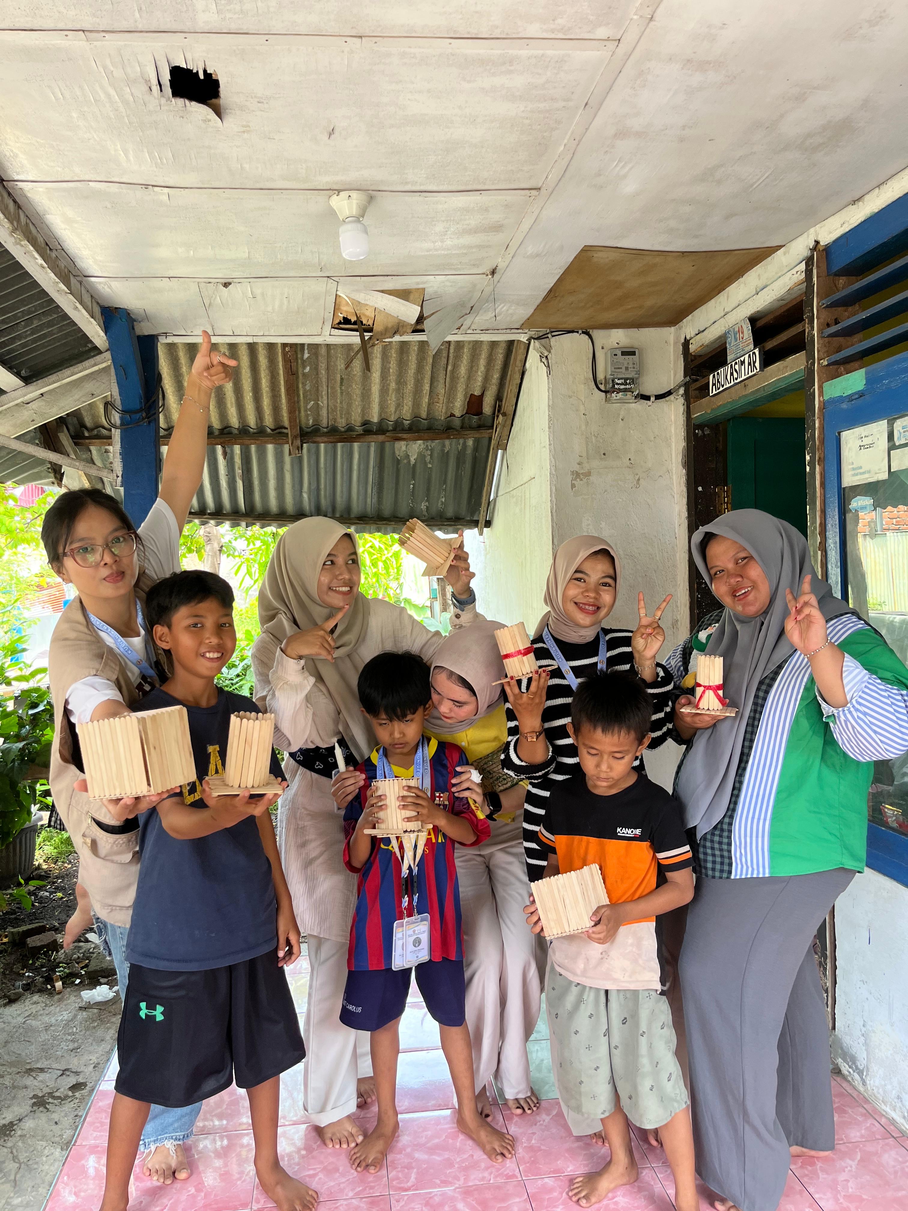 Foto bersama anak anak rt 14 Penurunan 