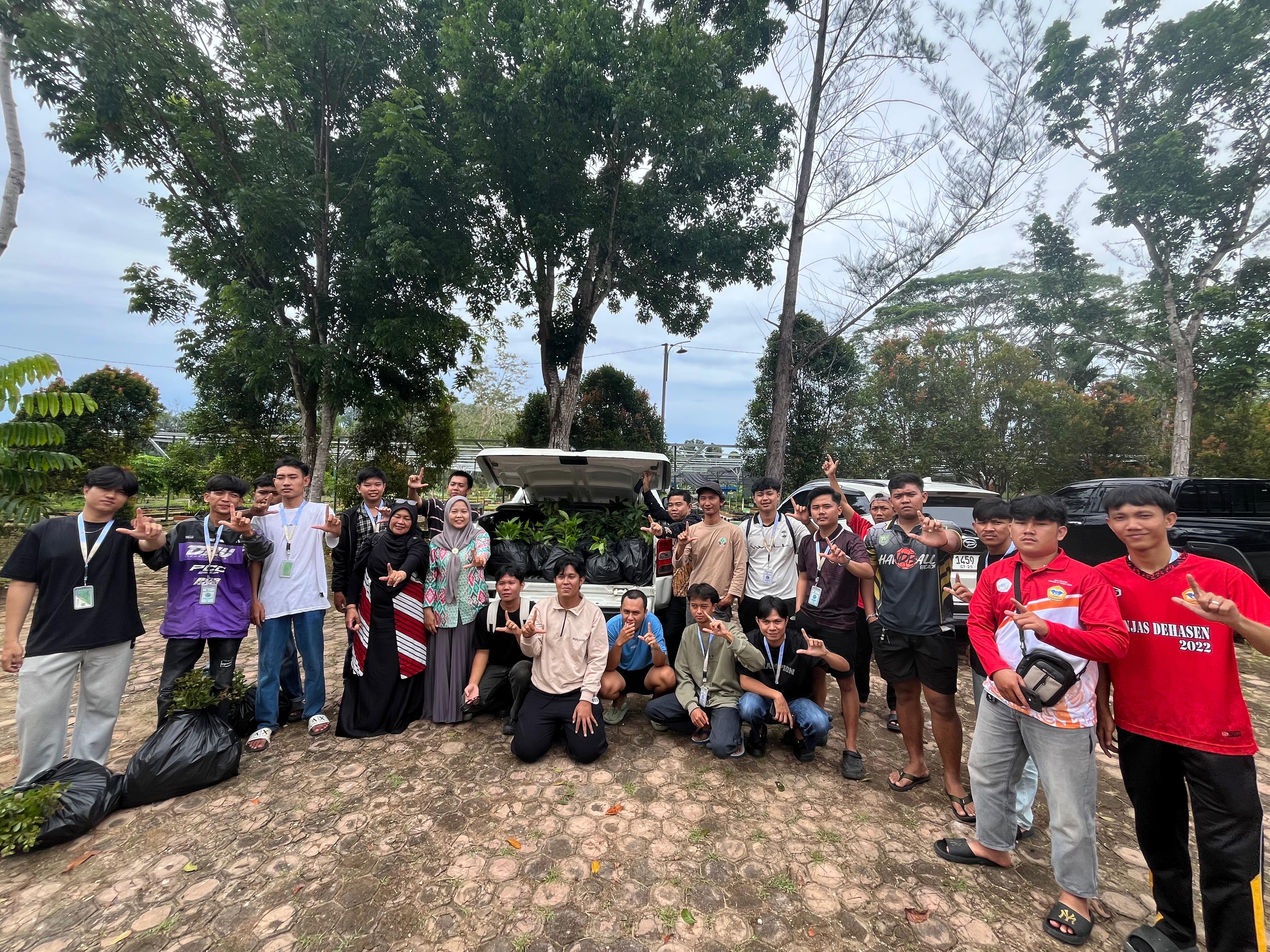 Foto bersama kelompok lain di tahuran