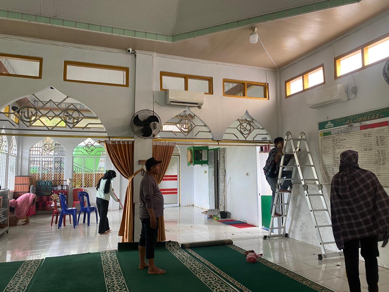 Kebersihan masjid di kelurahan penurunan 
