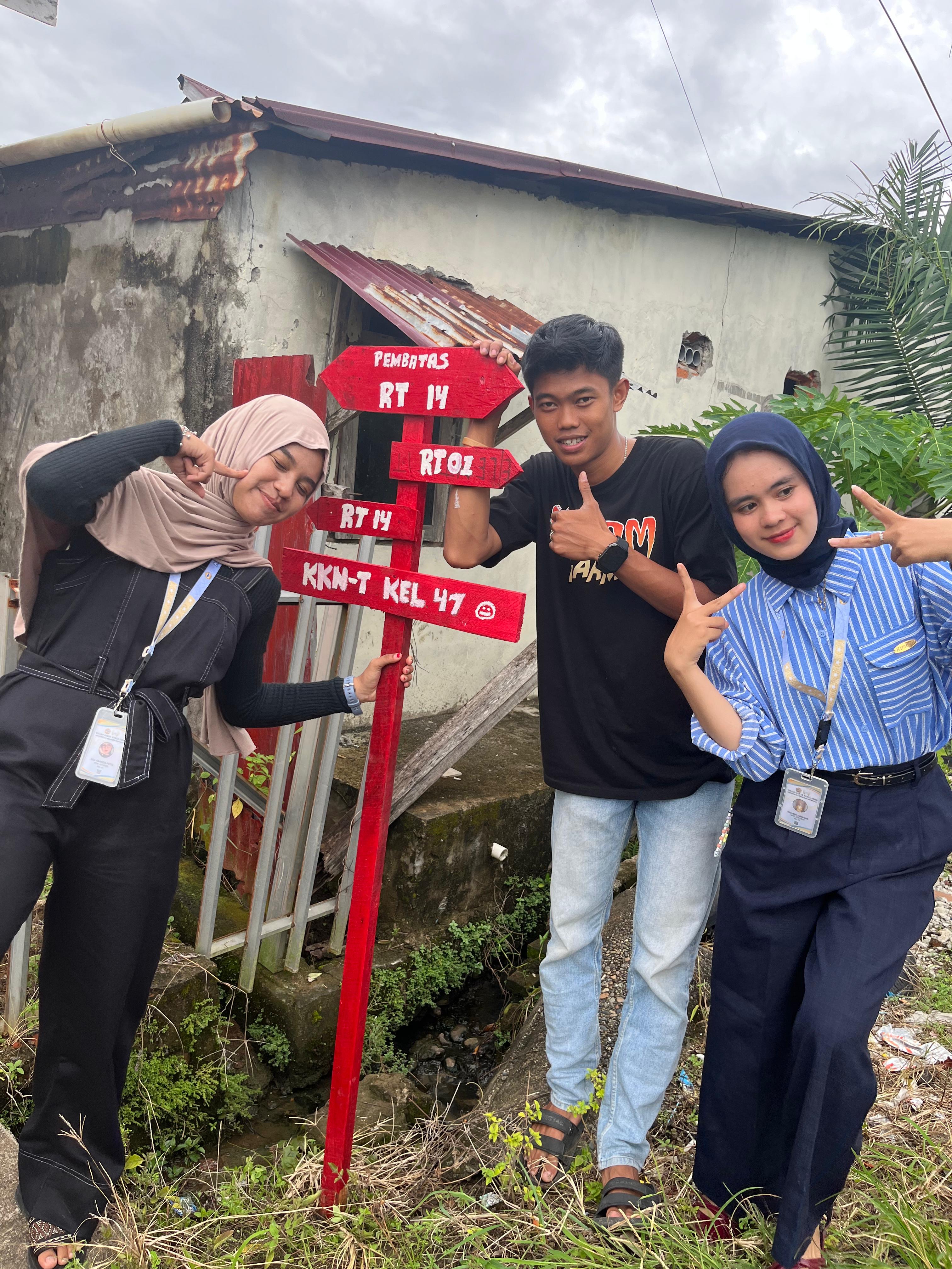 Pemasangan papan pembatas rt 14