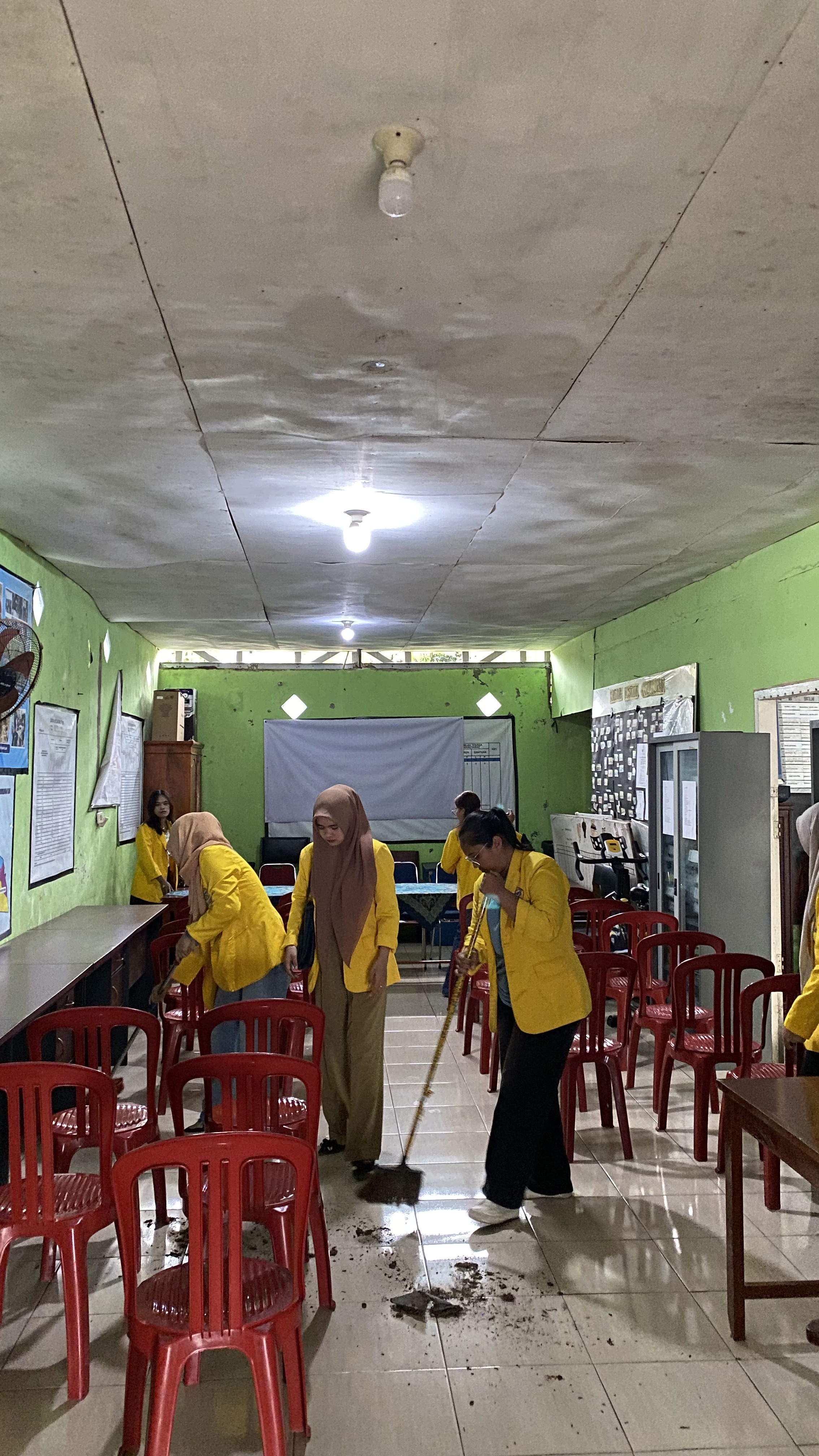bersih bersih aula kantor lurah