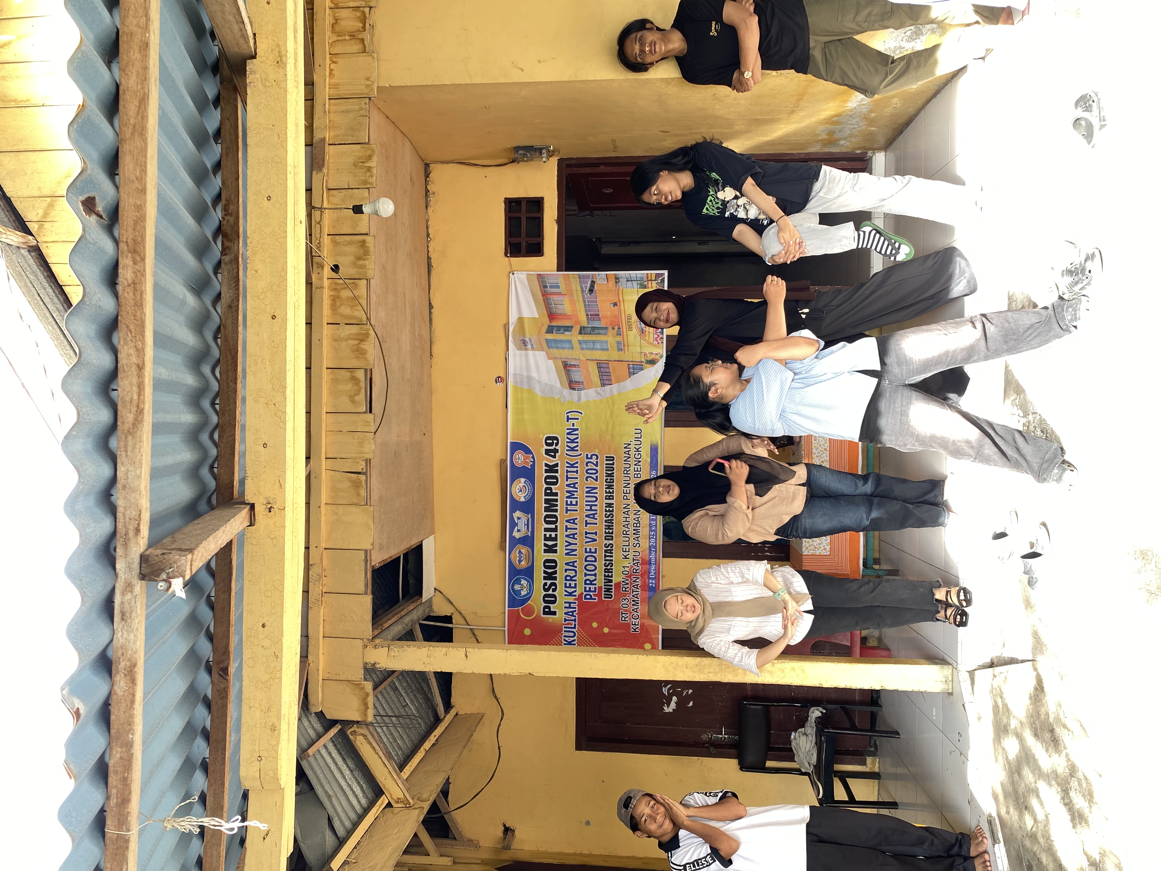 Pemasangan sepanduk posko