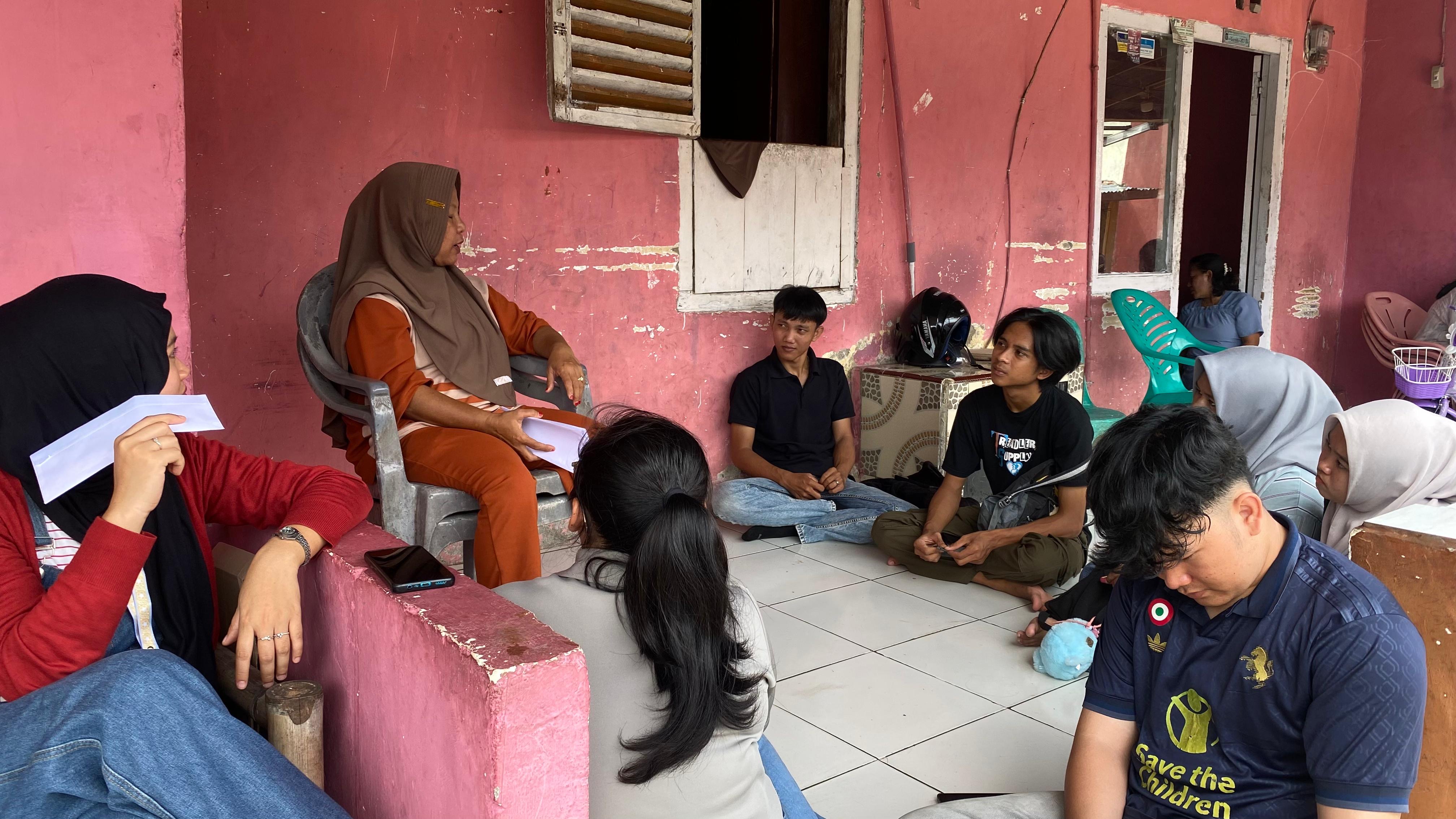 diskusi bersama ibu rt