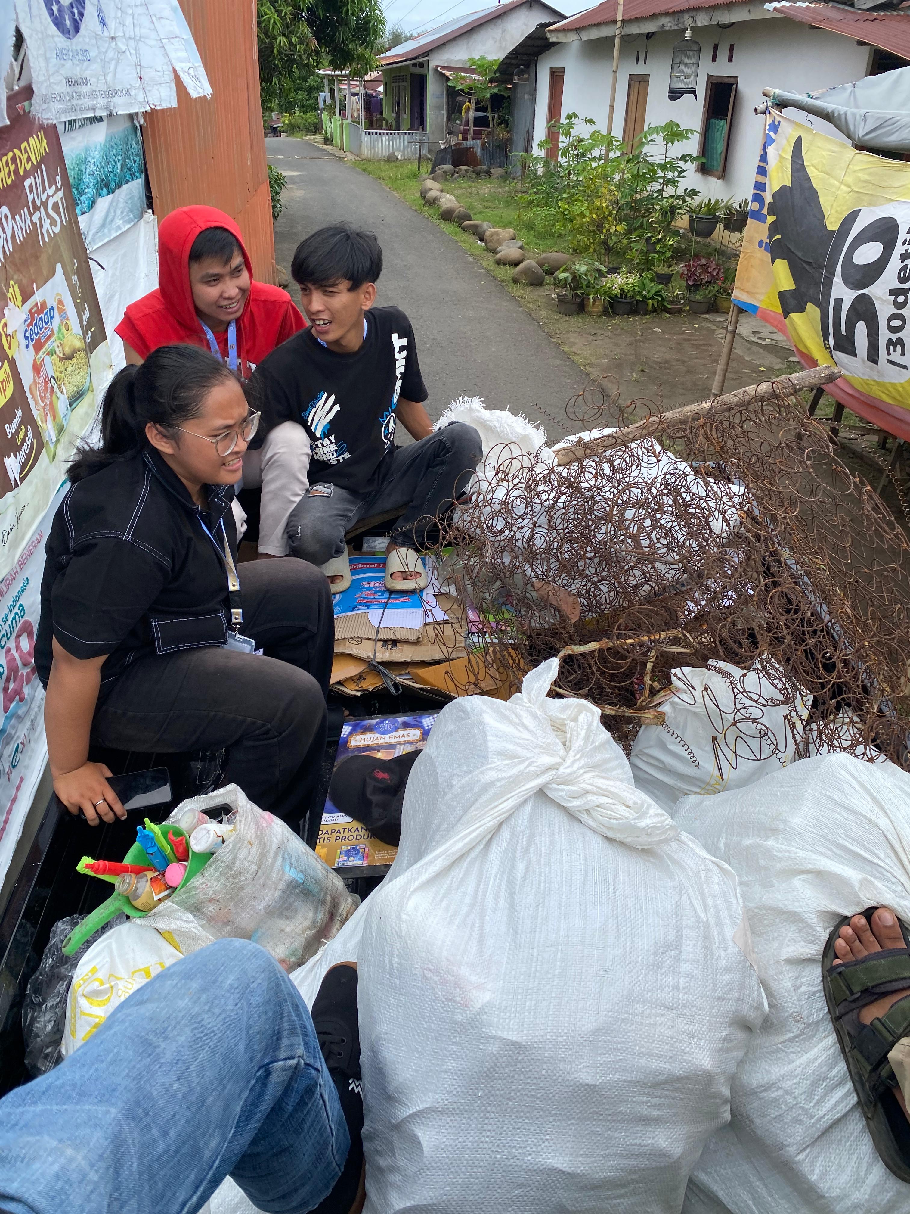 Pengambilan sampah di rumah rumah warga oleh bank sampah