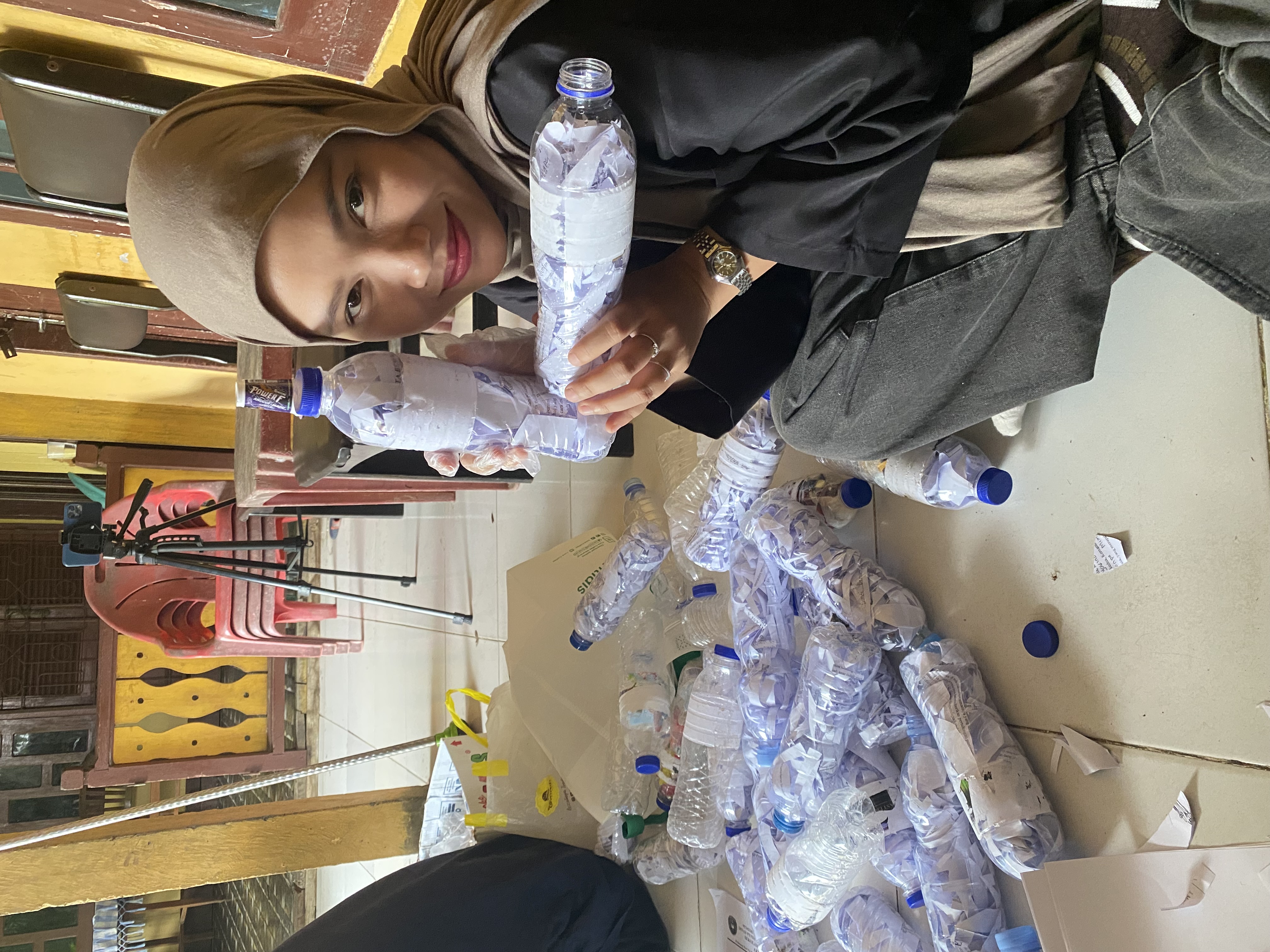 Pengisian botol ekobrik