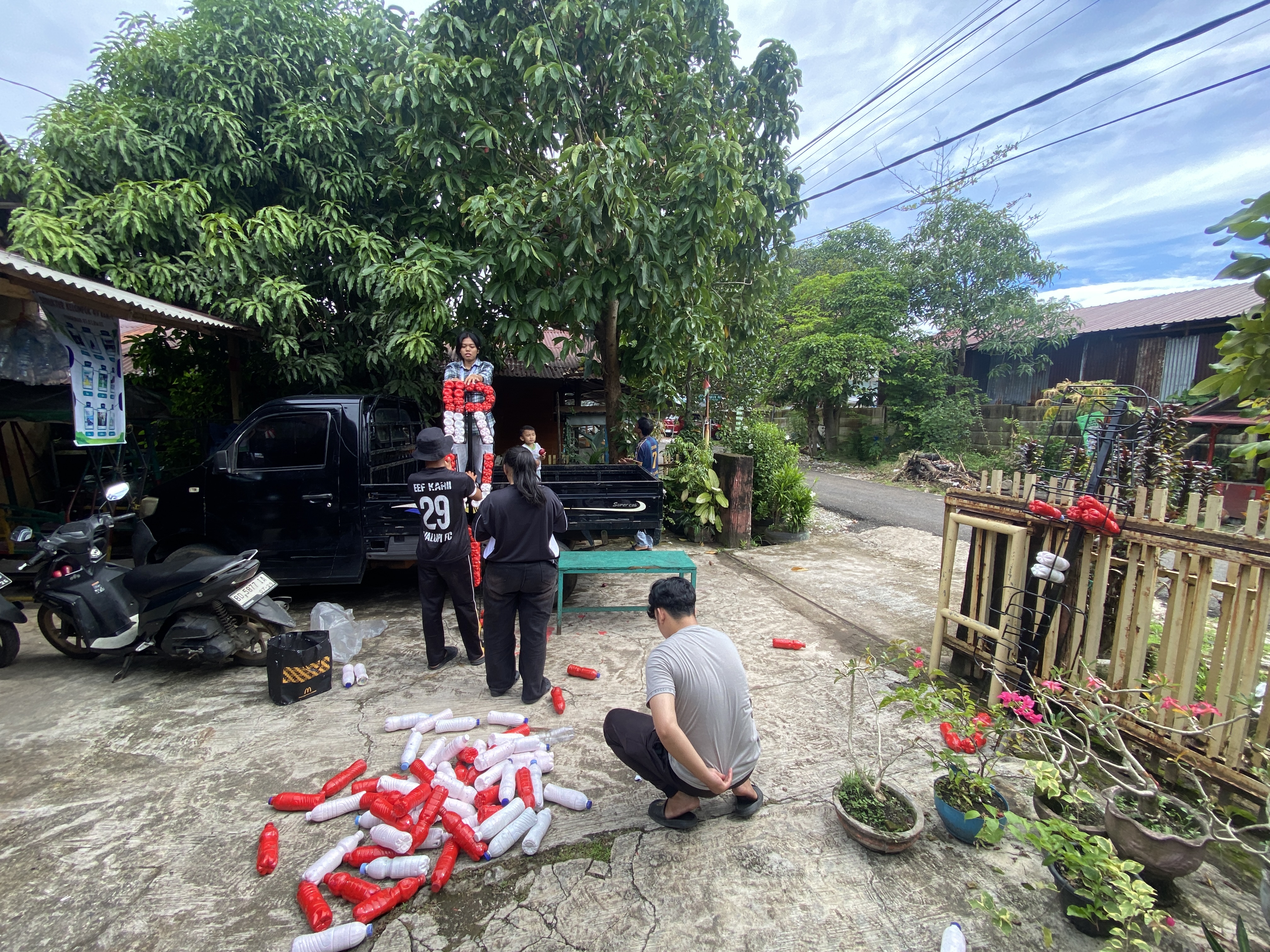 pemasangan botol ekobrik di kerangka 