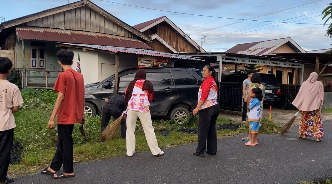 gotong royong bersama warga