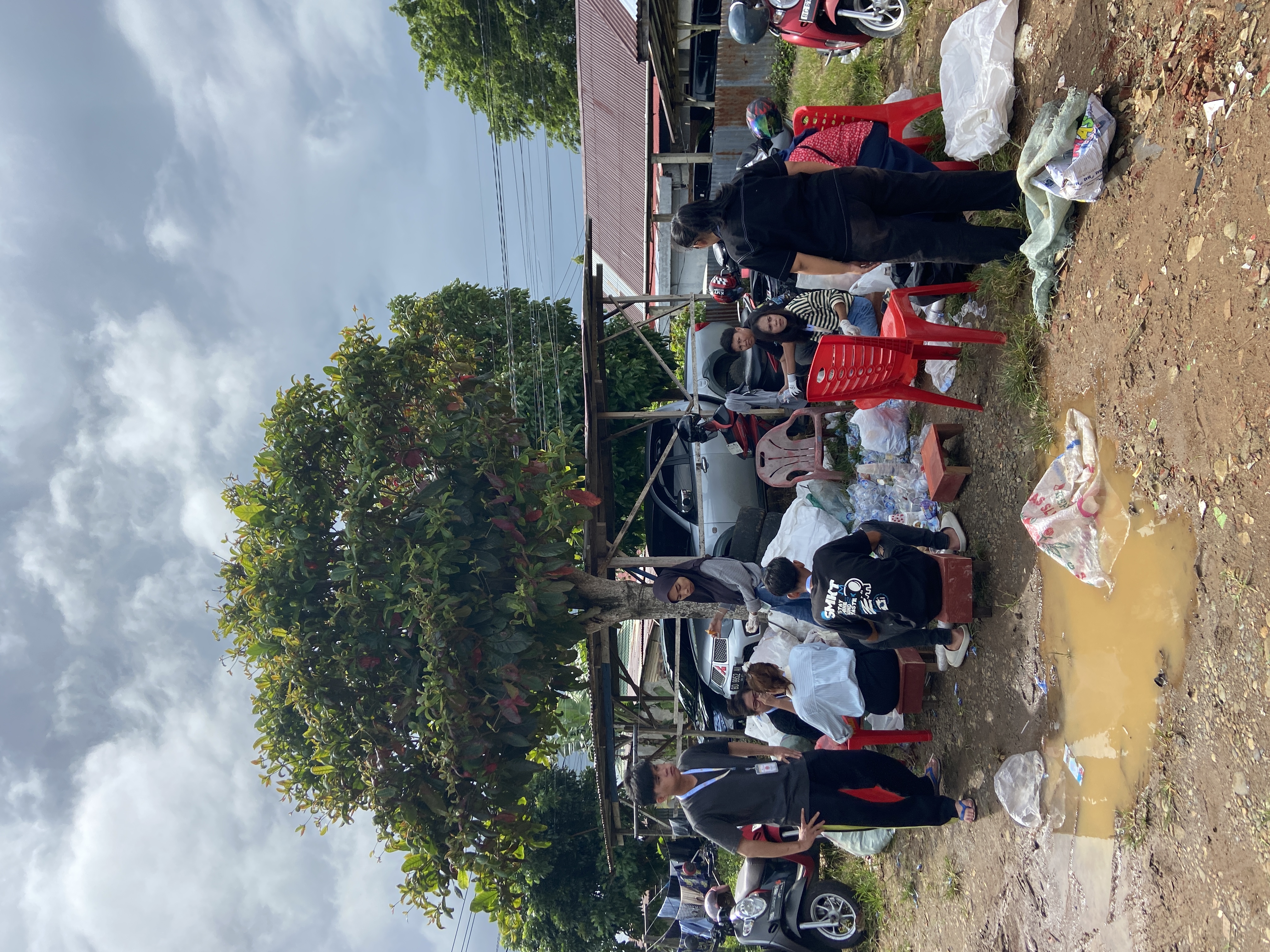 BERKUNJUNG DAN MEMILAH SAMPAH DI BANK SAMPAH PENURUNAN 