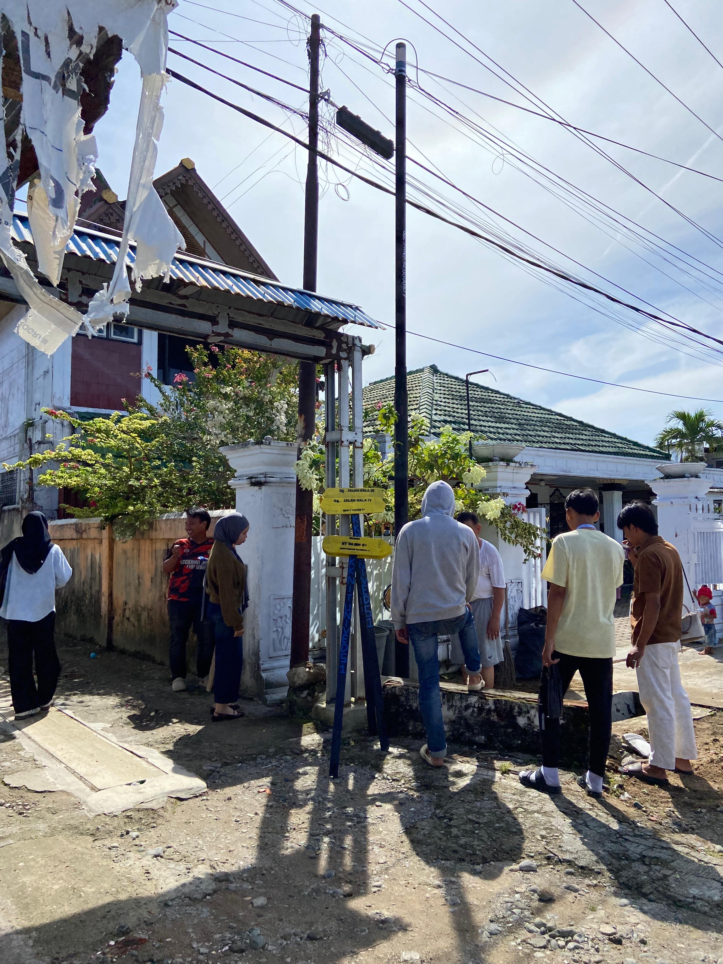 Pemasangan pelang gang dan papan edokasi di rt 04 anggut bawah