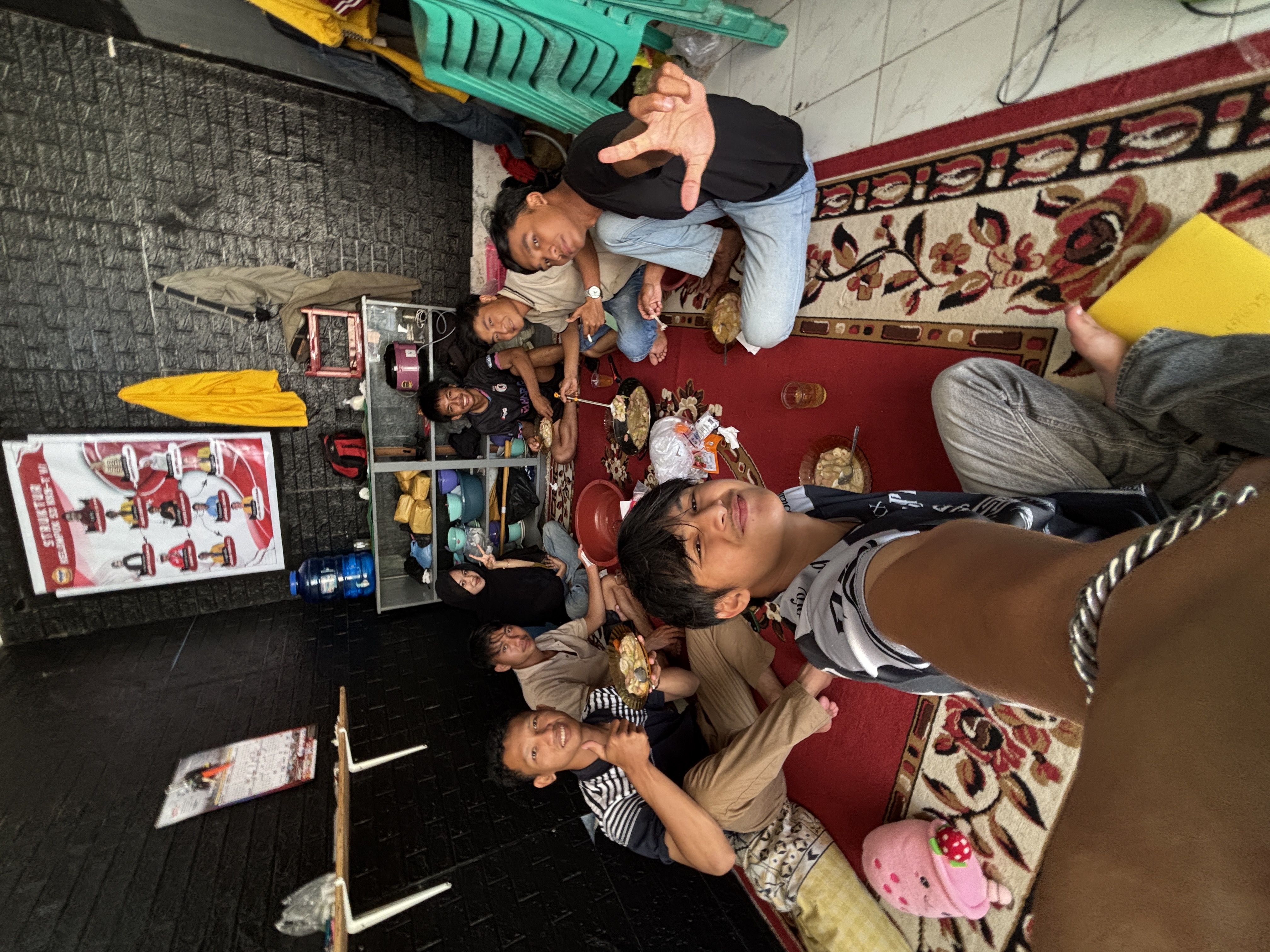 MAKAN BERSAMA KELOMPOK 53 DI ANGGUT BAWAH