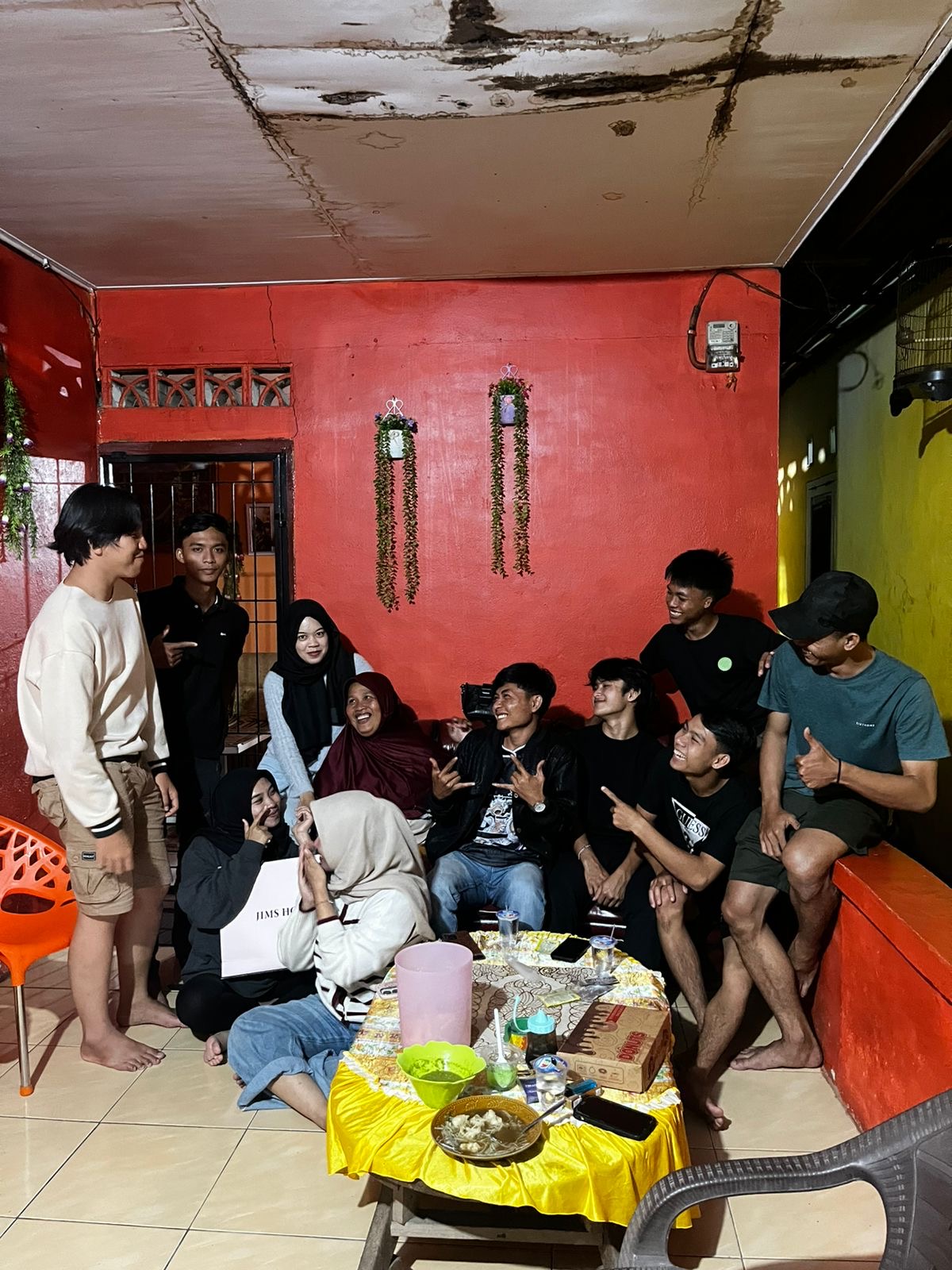 FOTO BERSAMA DALAM ACARA PERPISAHAN MAHASISWA KKN-T DI RUMAH IBU RT 02 ANGGUT BAWAH