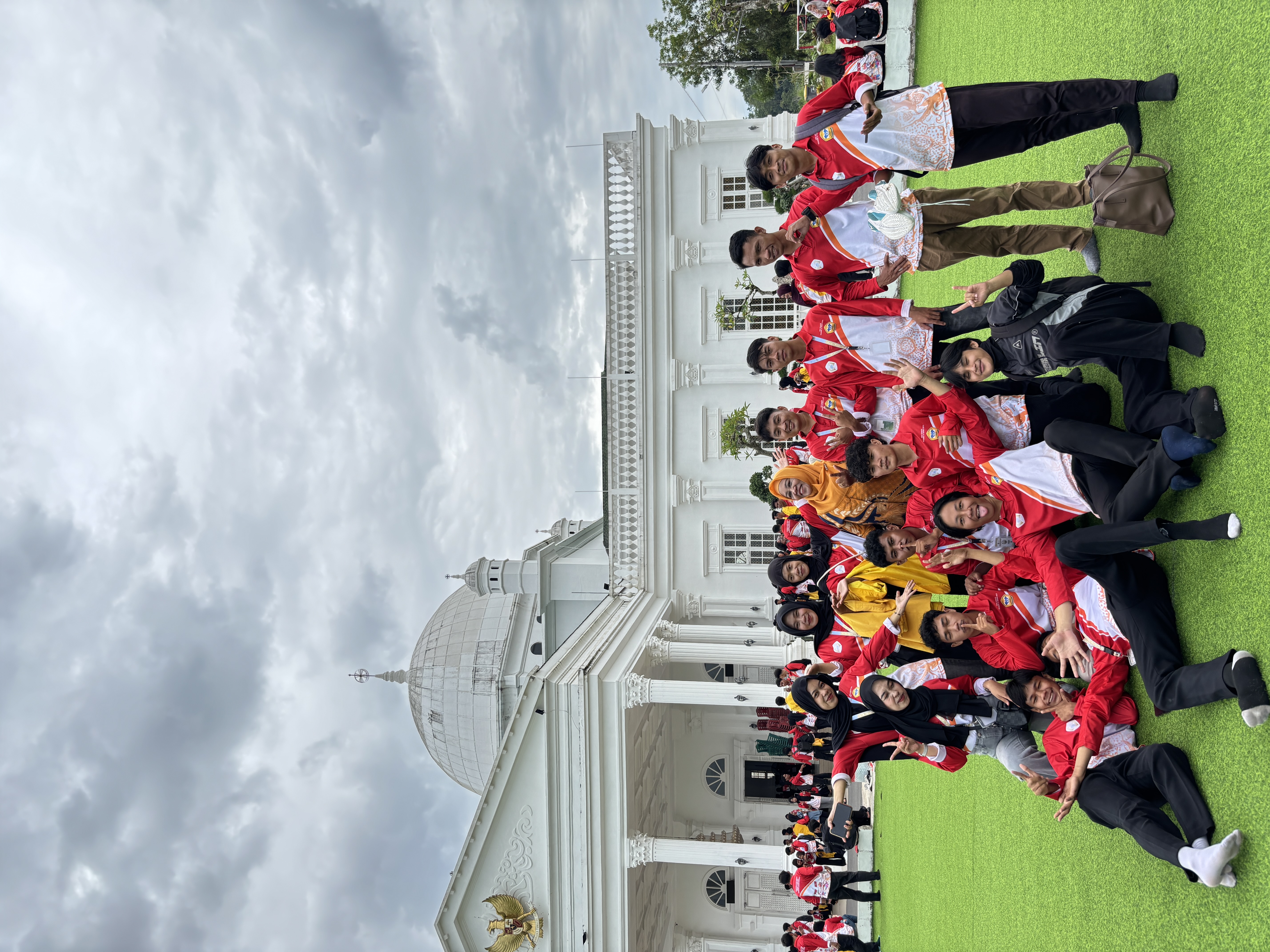 FOTO BERSAMA DI ACARA PENUTUPAN KKN-T DI GEDUNG MERAH PUTIH