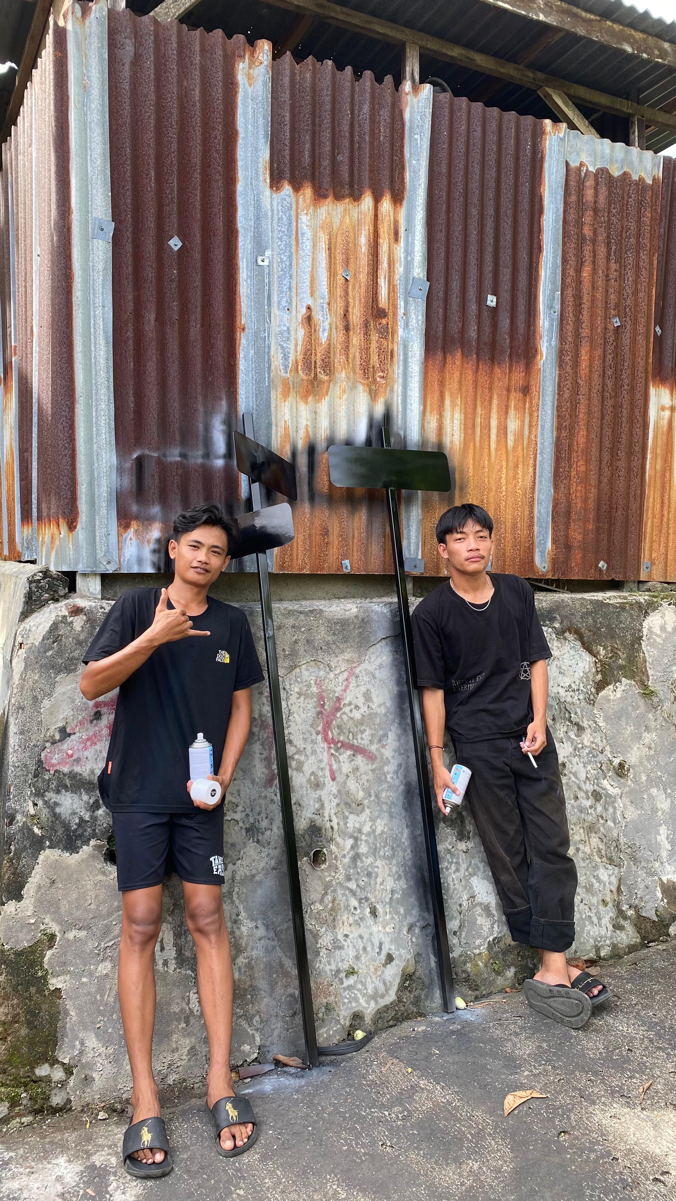 Proses pengecatan palang jalan dan petunjuk rumah ketua RT,RW 