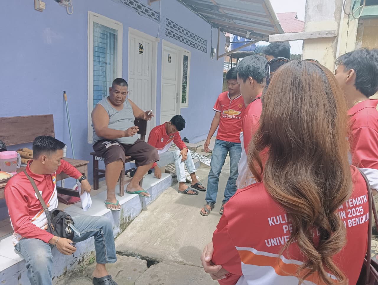 Pamitan dan penyerahan cinderamata kepada ketua RW 01, kelurahan  pintu batu