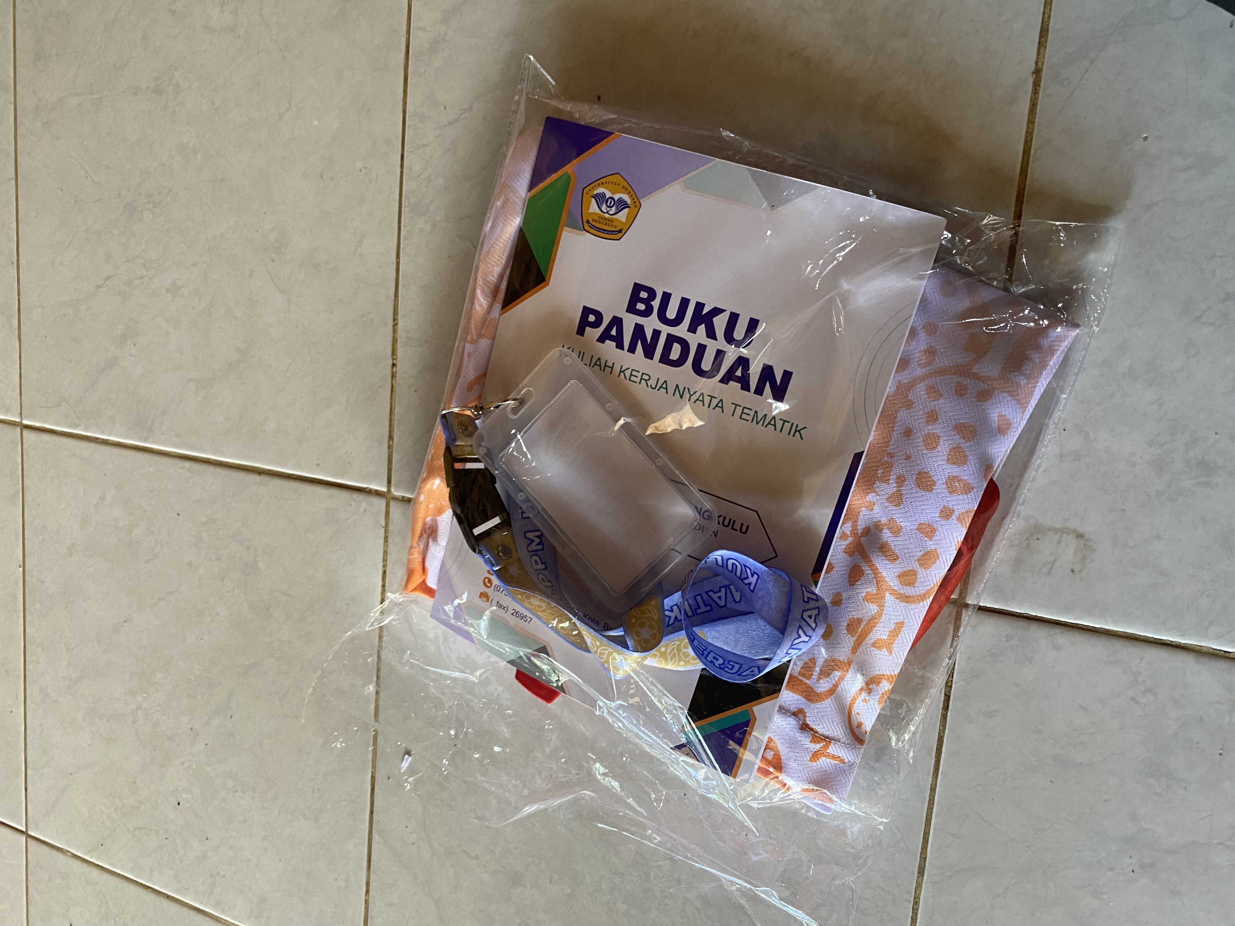 Kegiatan Offline : Pembagian Baju, tanda pengenal,  dan buku panduan