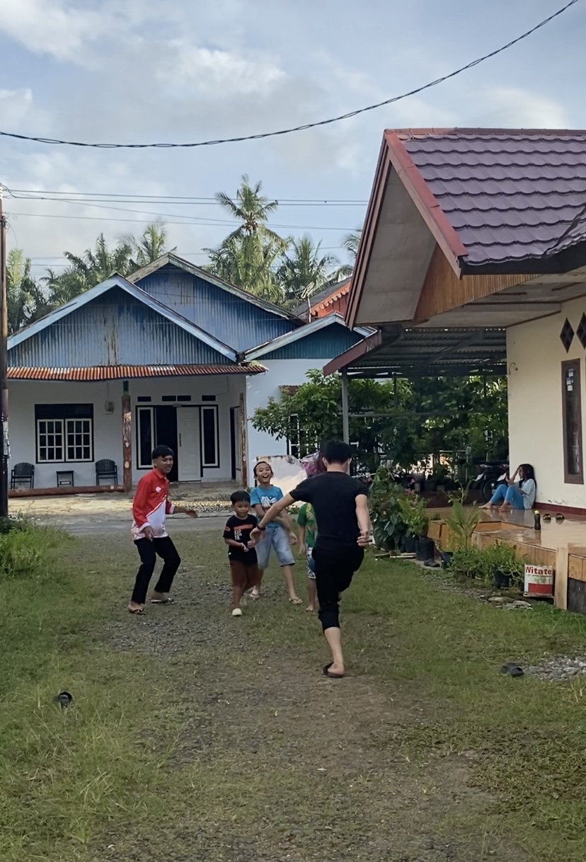 Kegiatan Offline : Anggota kelompok 48 bermain bersama anak anak setempat
