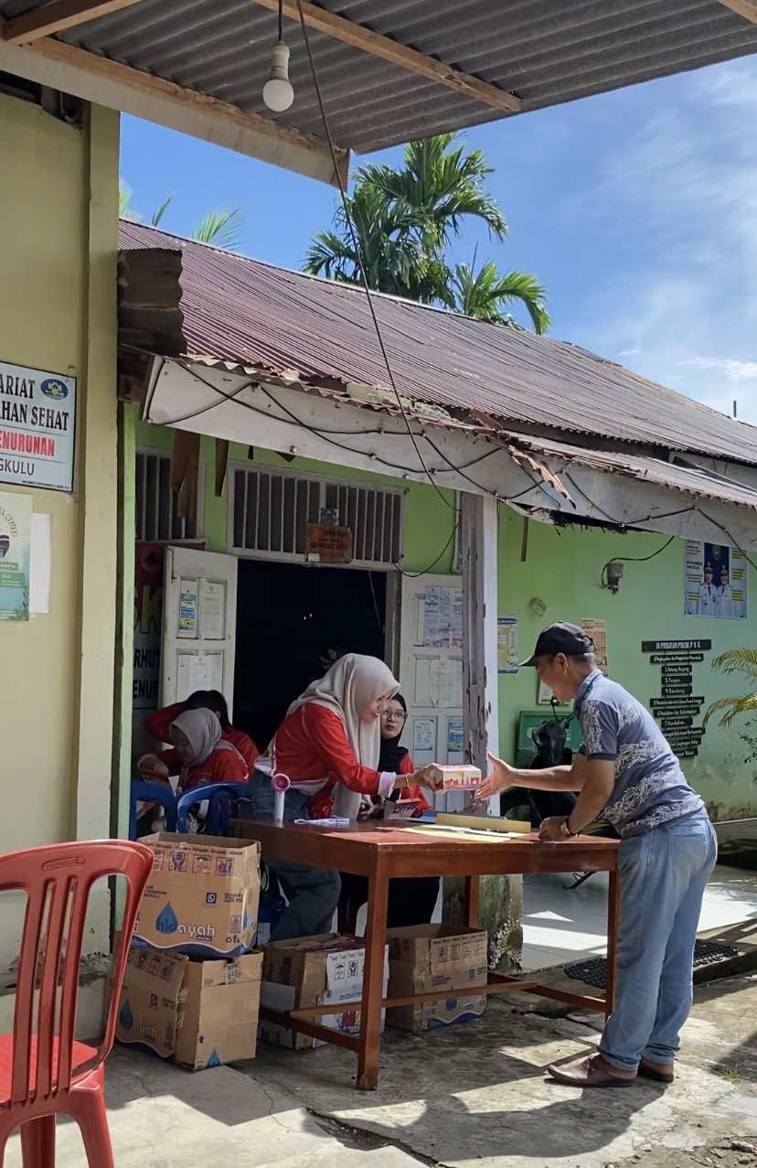 Kegiatan Offline : Pengisian buku tamu dan pembagian snack di acara FGD KKN-T VI Universitas Dehasen 