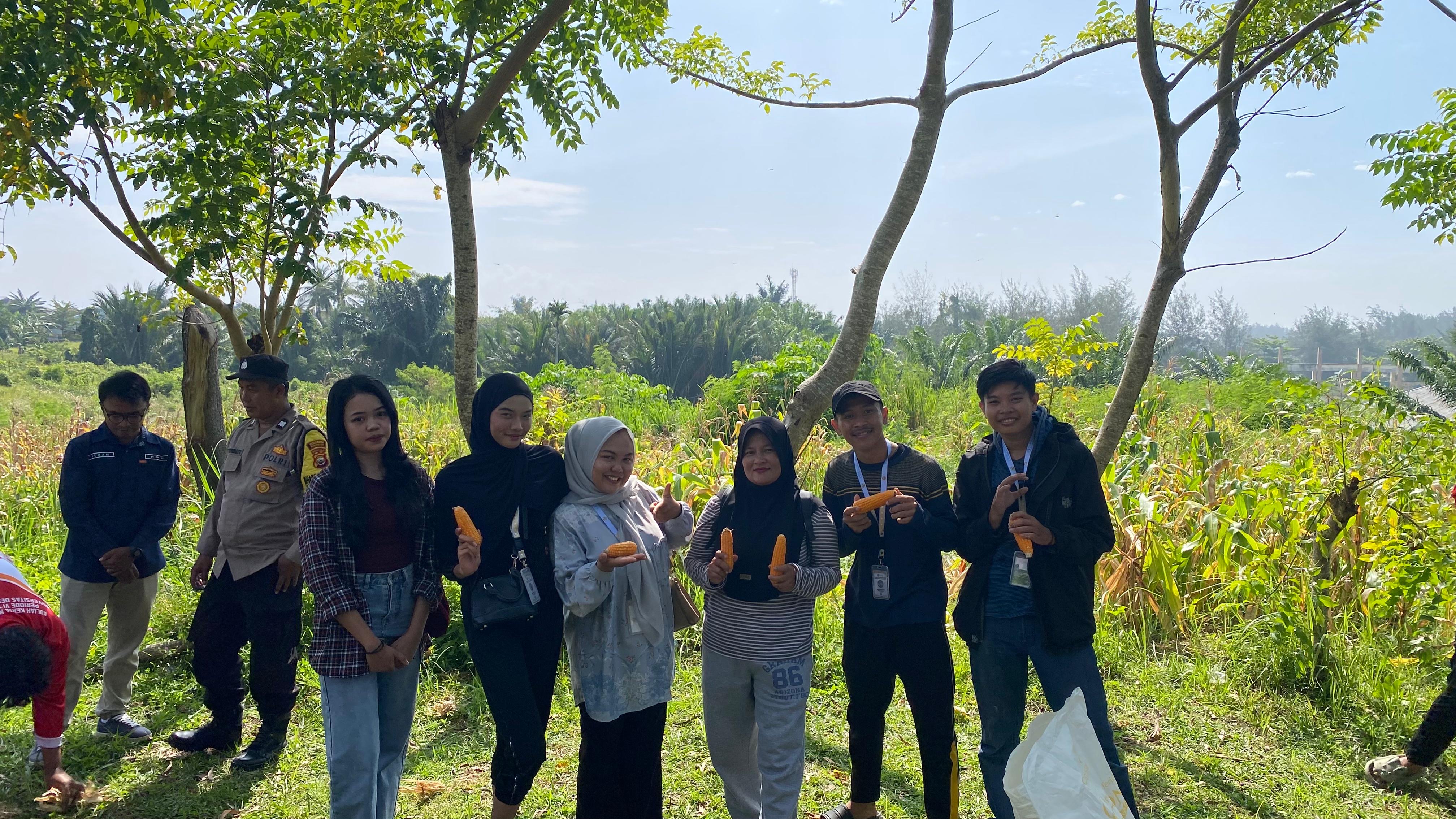 Kegiatan Offline : Foto bersama ketua rt 4 di acara panen raya