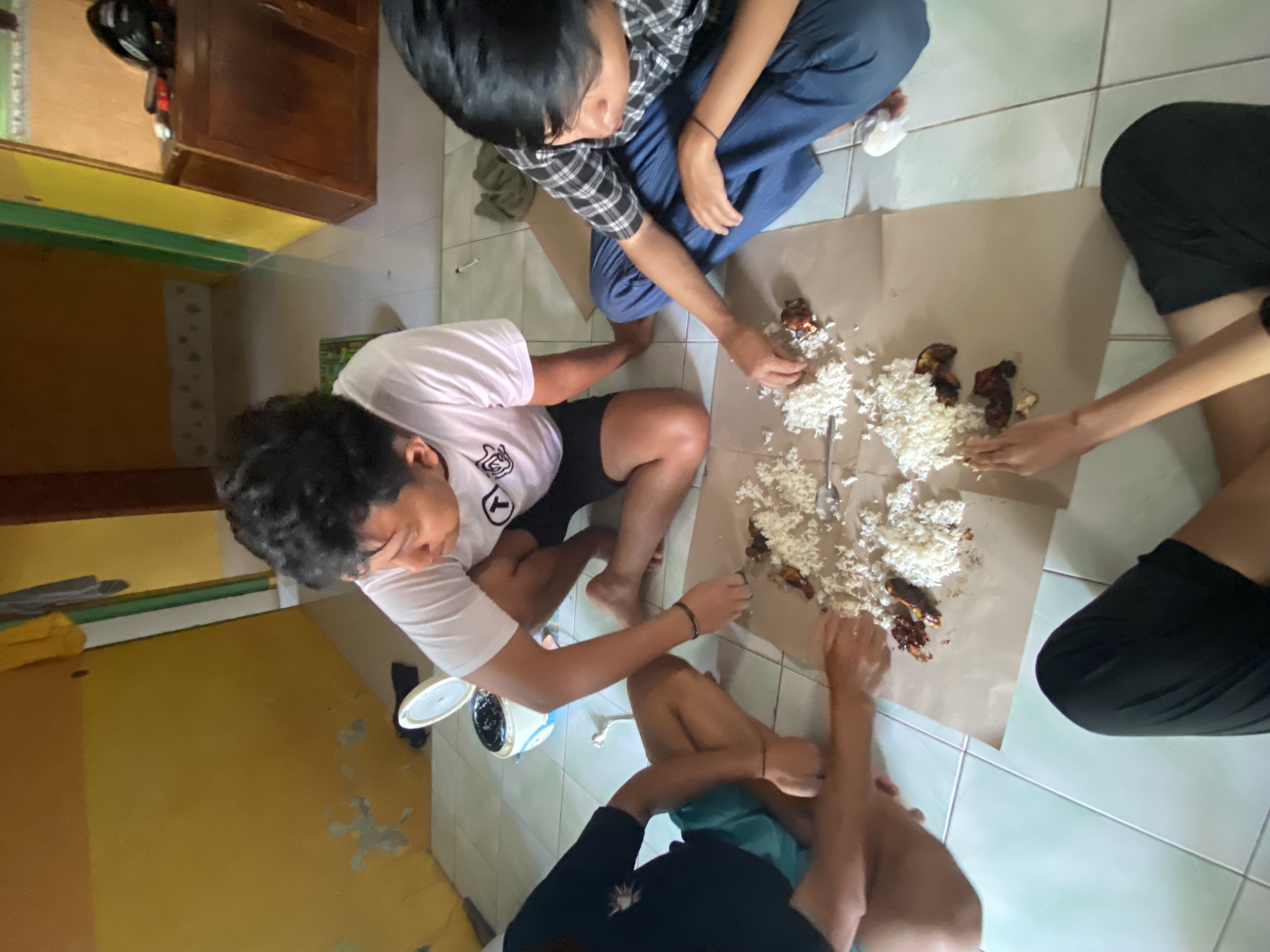 Kegiatan Offline : Makan bersama di posko bersama anggota 48