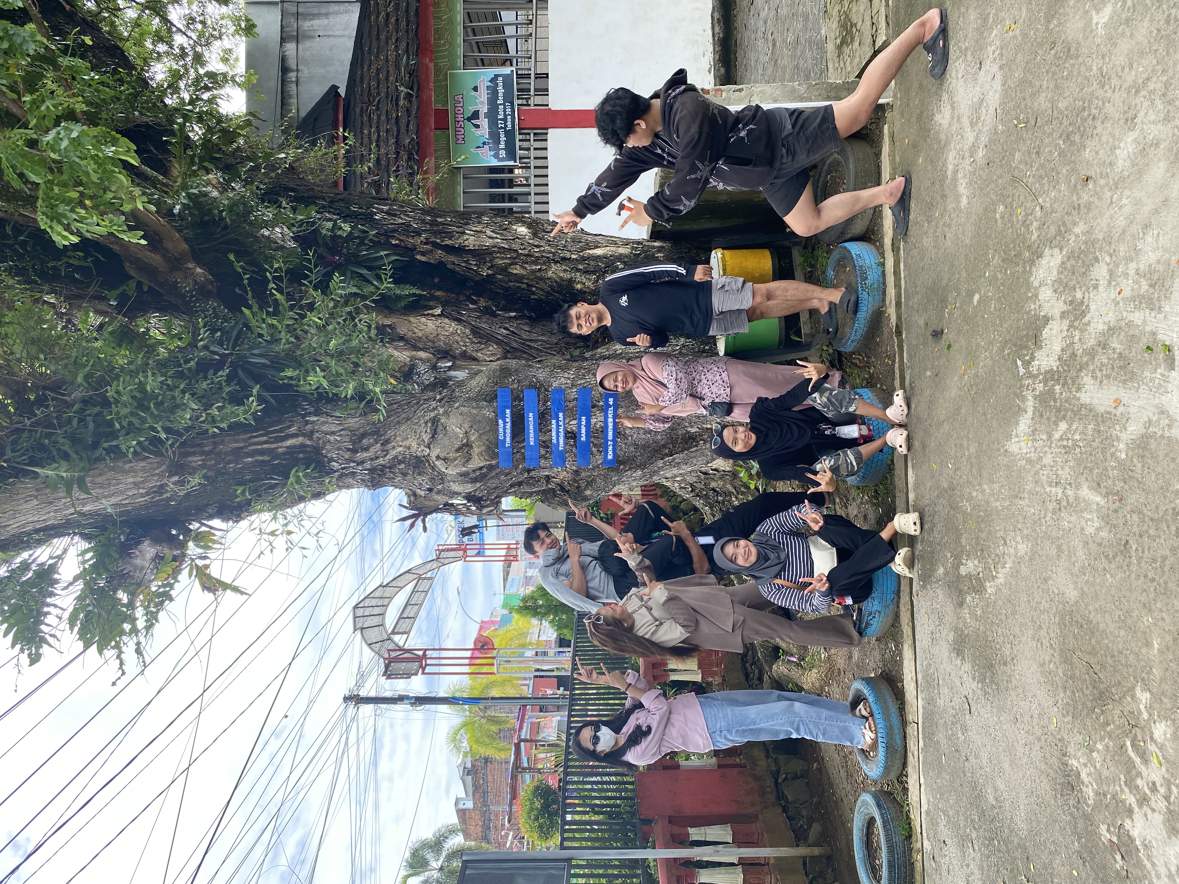 Kegiatan Offline : Foto Bersama Plang Gantung