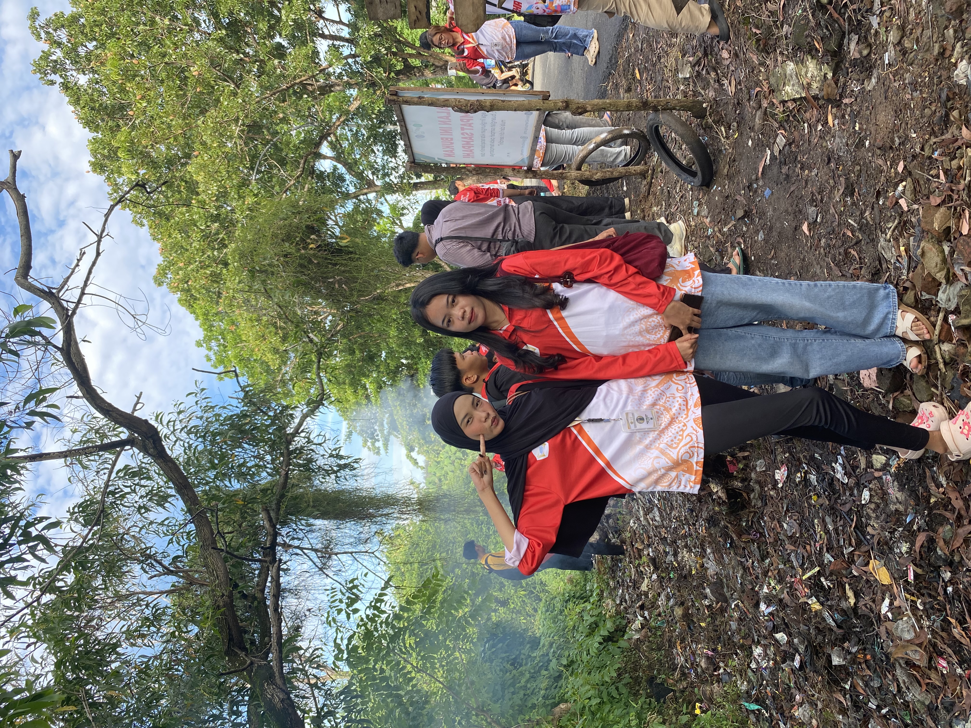 Kegiatan Offline : Foto bersama di taman lempuing