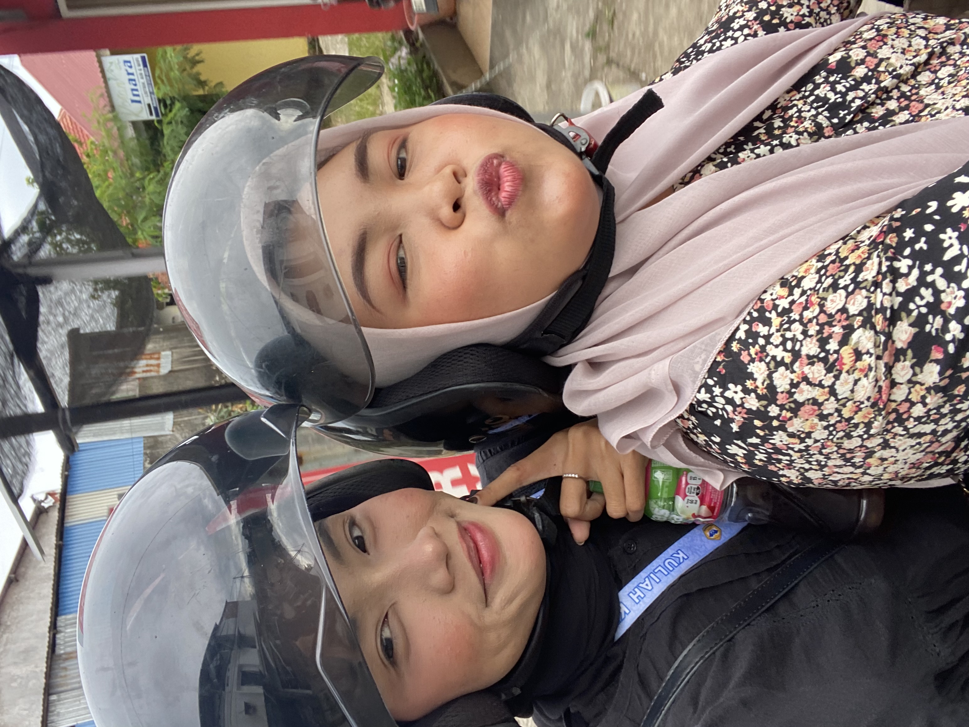 Kegiatan Offline : Membeli Buah Tangan 