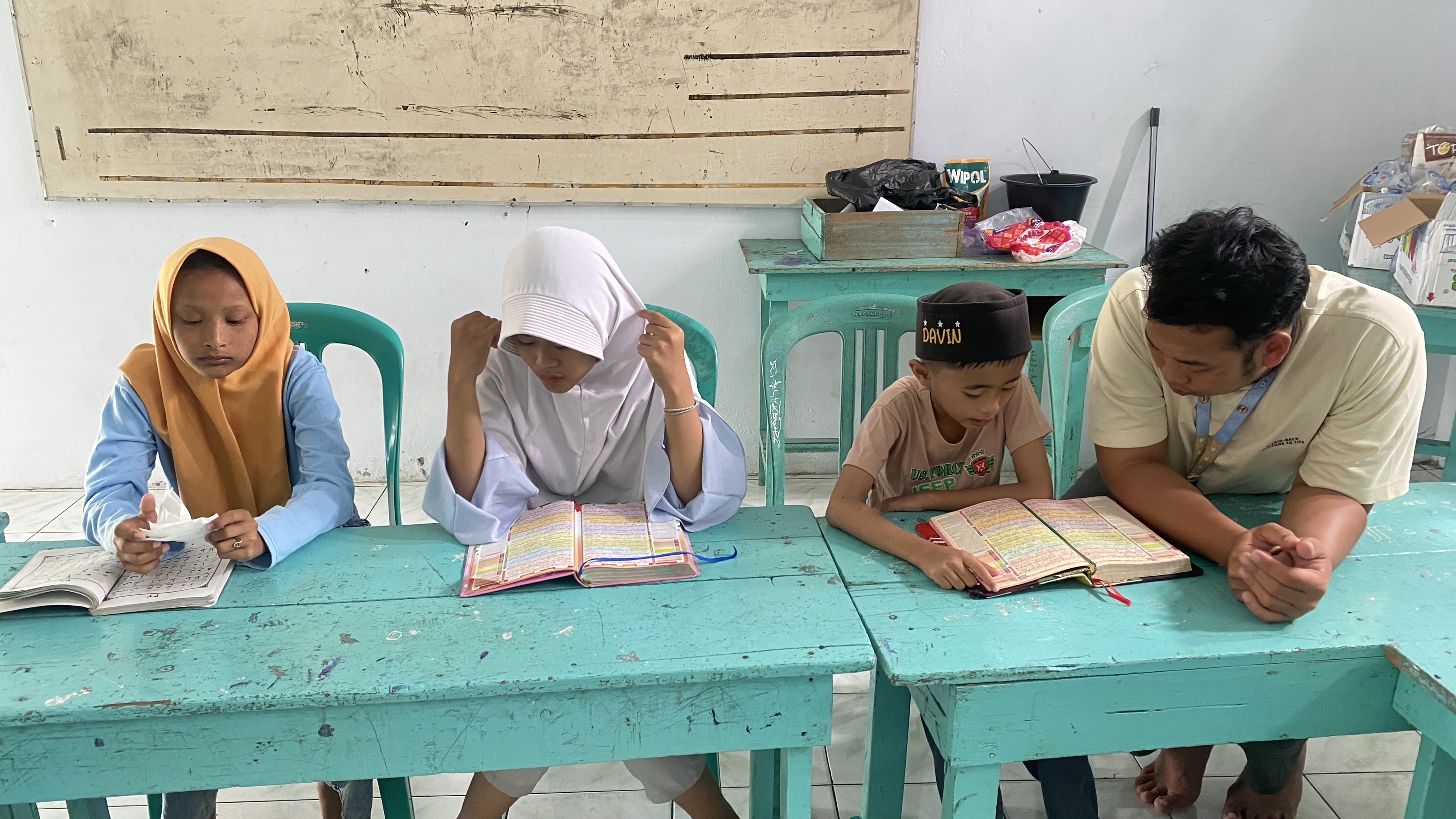 Rutinitas setiap hari, Mengajar anak-anak mengaji