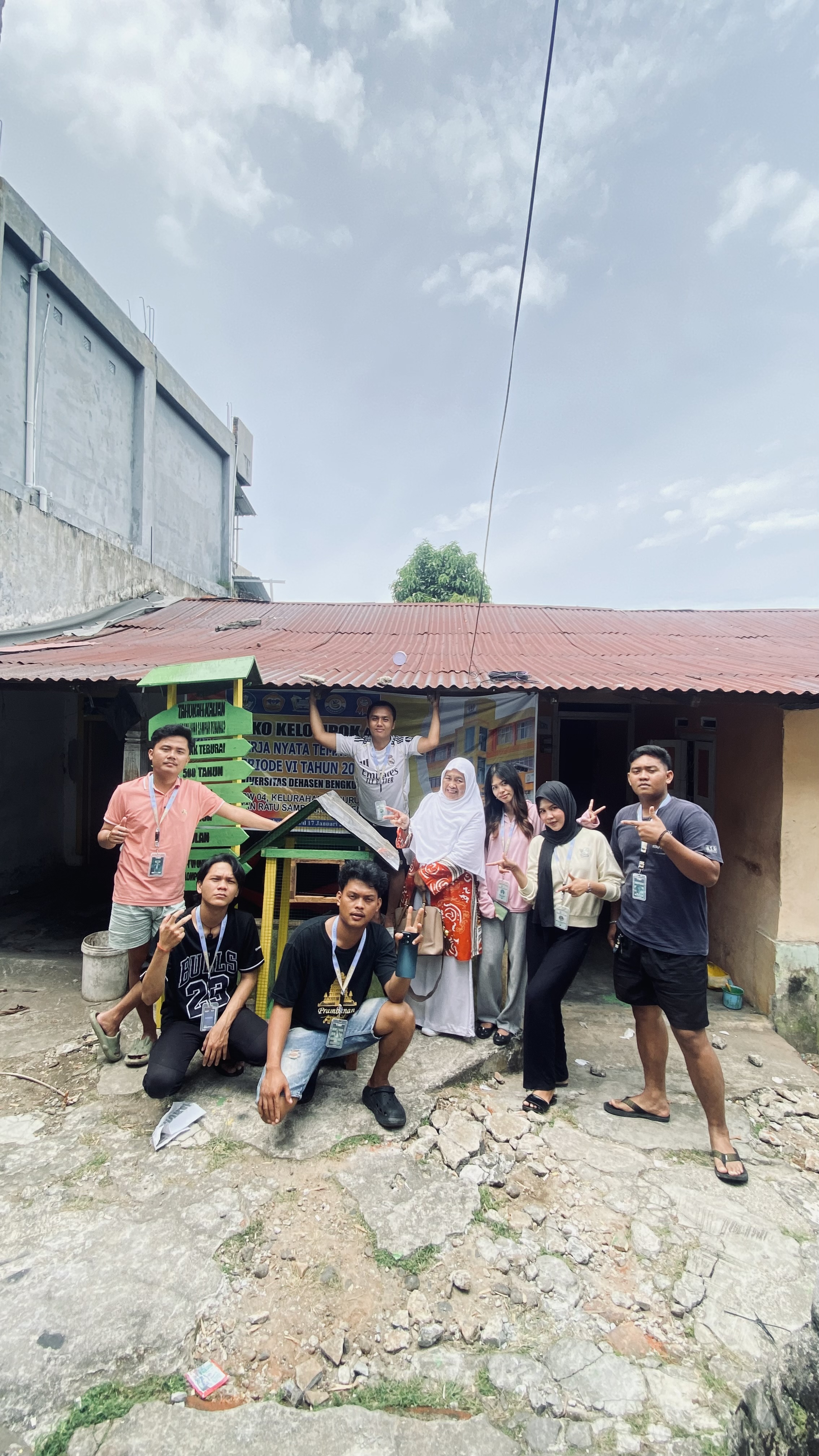 Dpl melihat perkembangan proker plang edukasi dan tong sampah