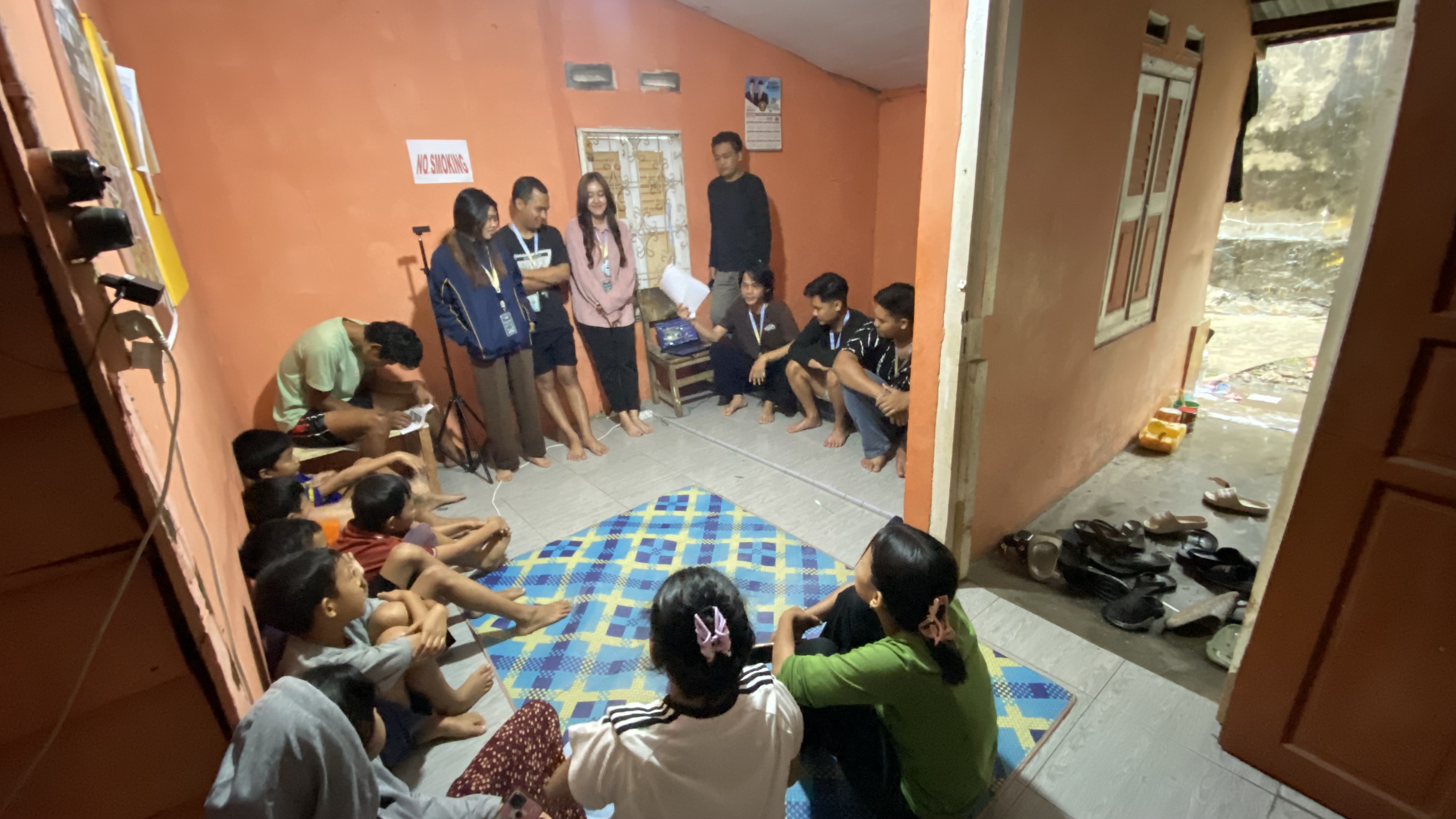 Pembagian hadiah lomba mewaenai