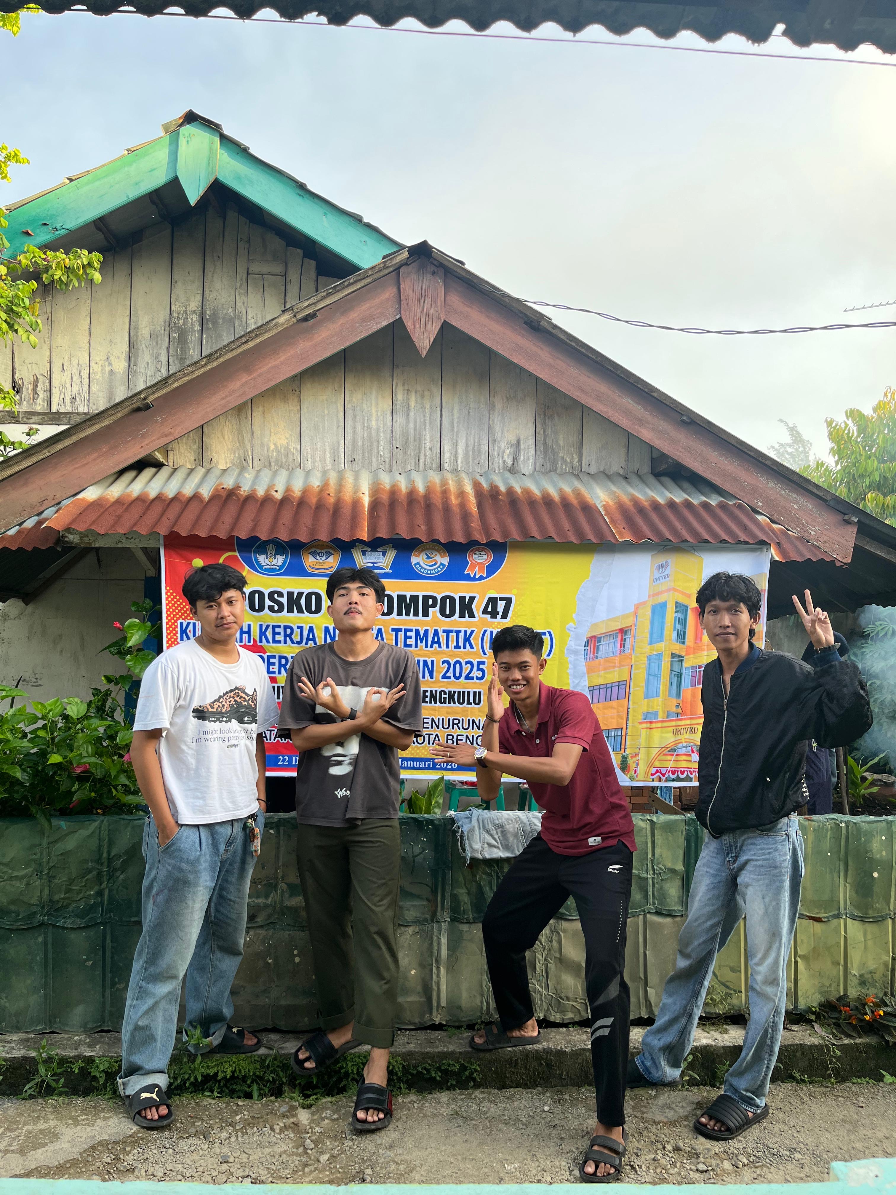 Pemasangan spanduk kkn di rt 14 penurunan 