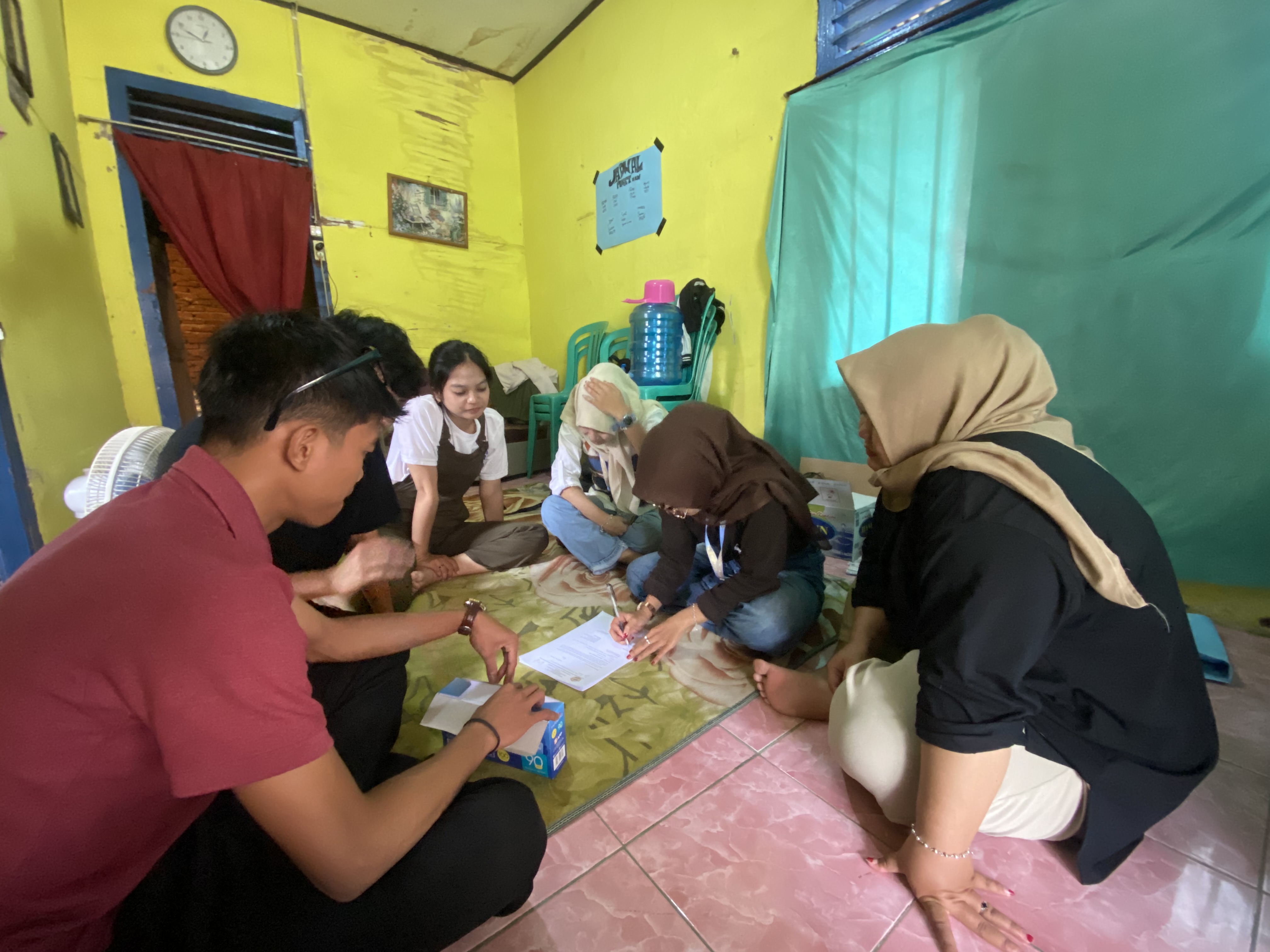 Persiapan surat undangan untuk warga