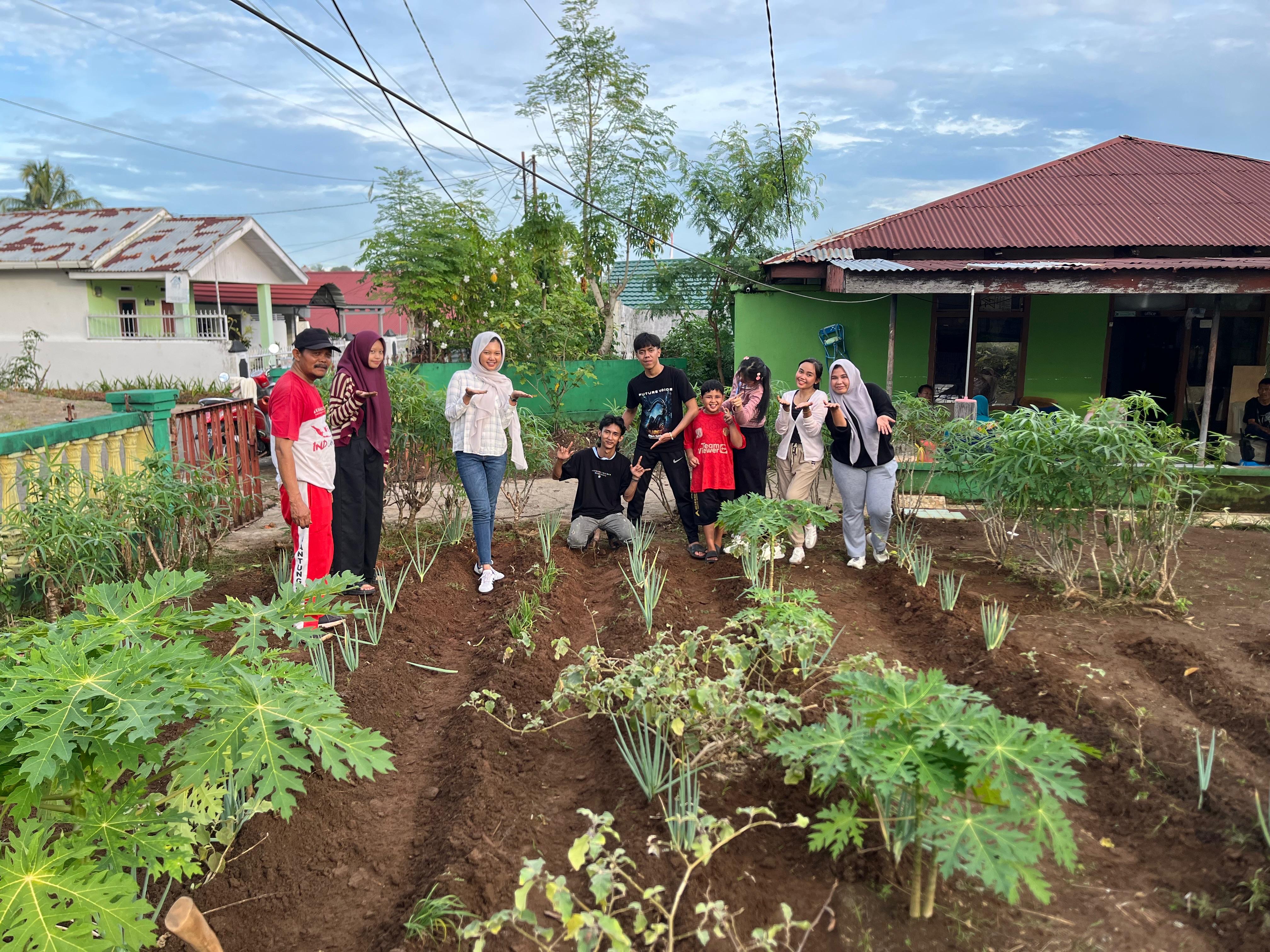 membersihakan tempat apotek hidup