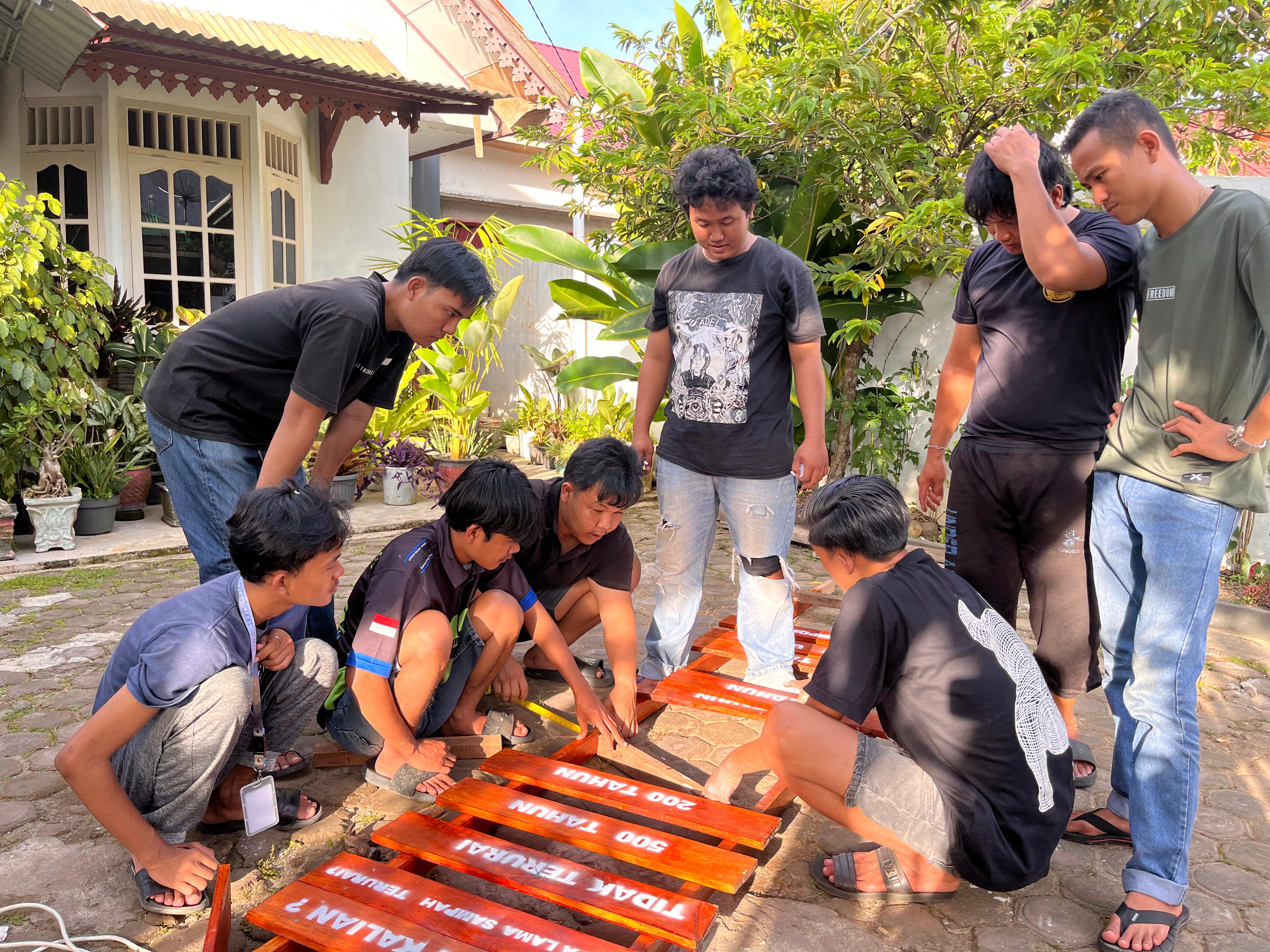 Menjalan kan proker kelompok 6 