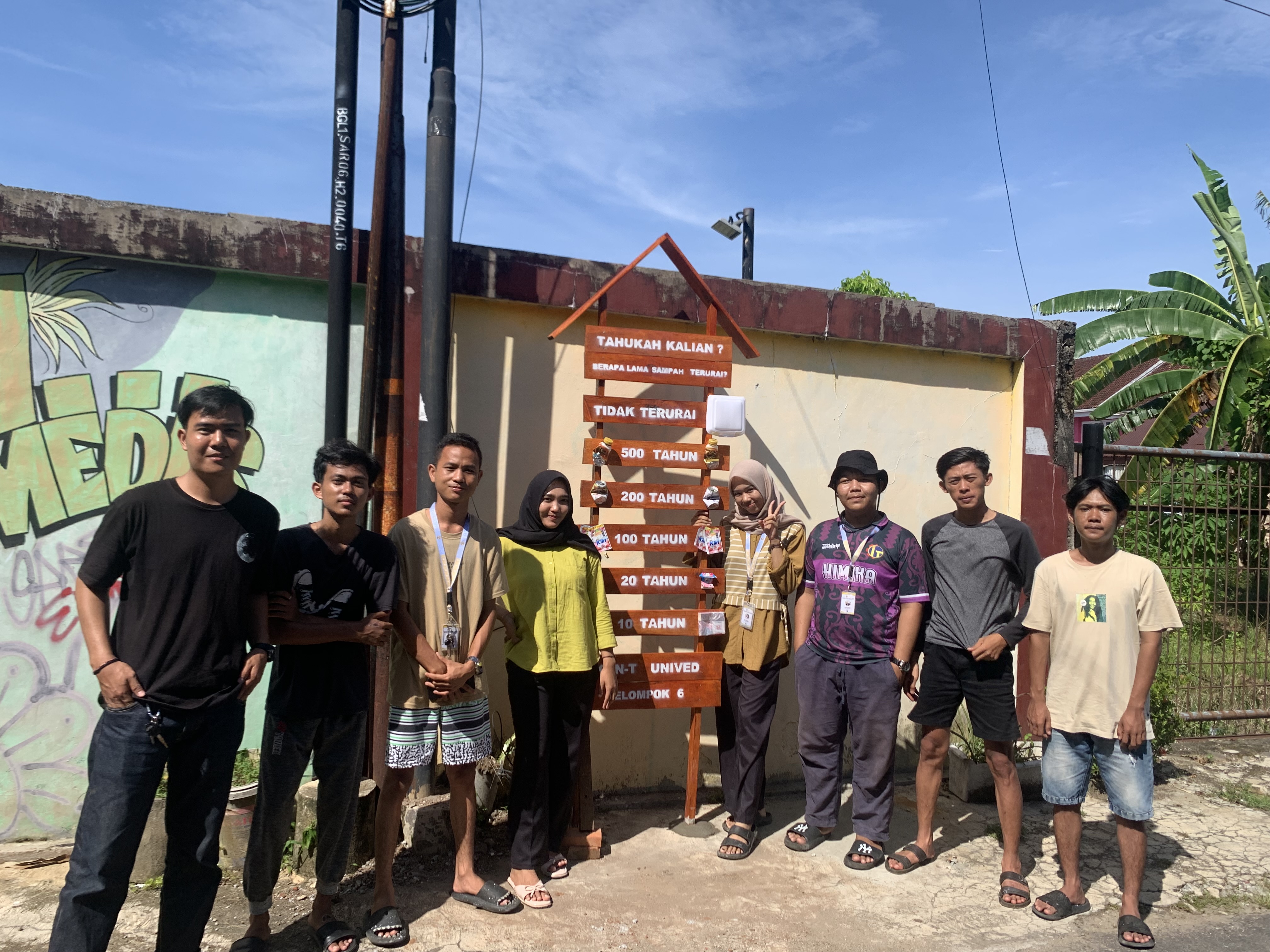 Pemasangan papan edukasi sampah 