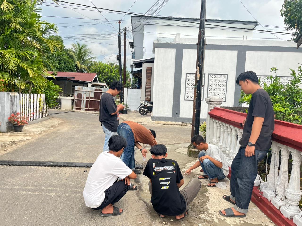 Membantu ketua rt.06 dan warga sekitar